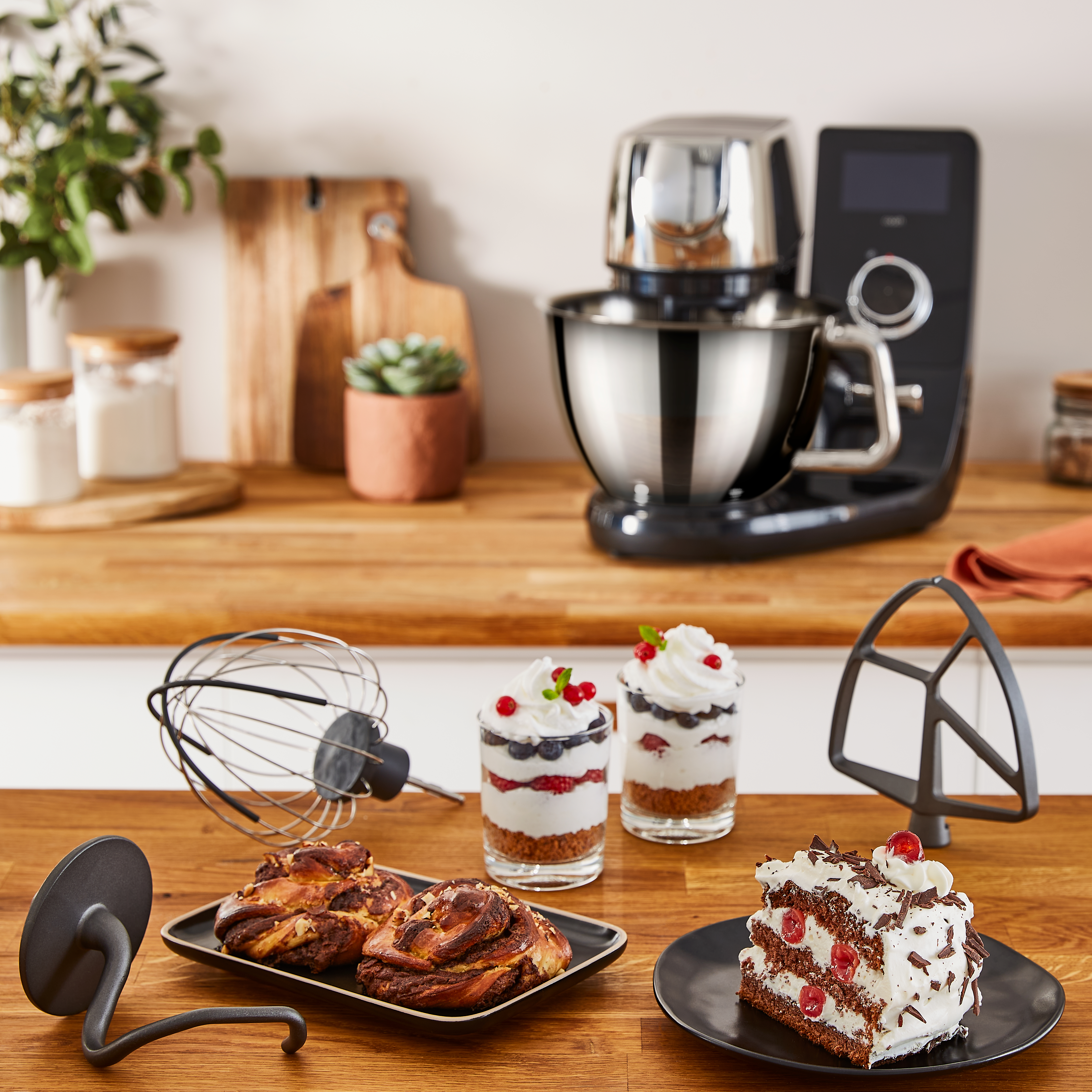 Eine Küchenszene mit einer Küchenmaschine, Gebäck und Desserts.