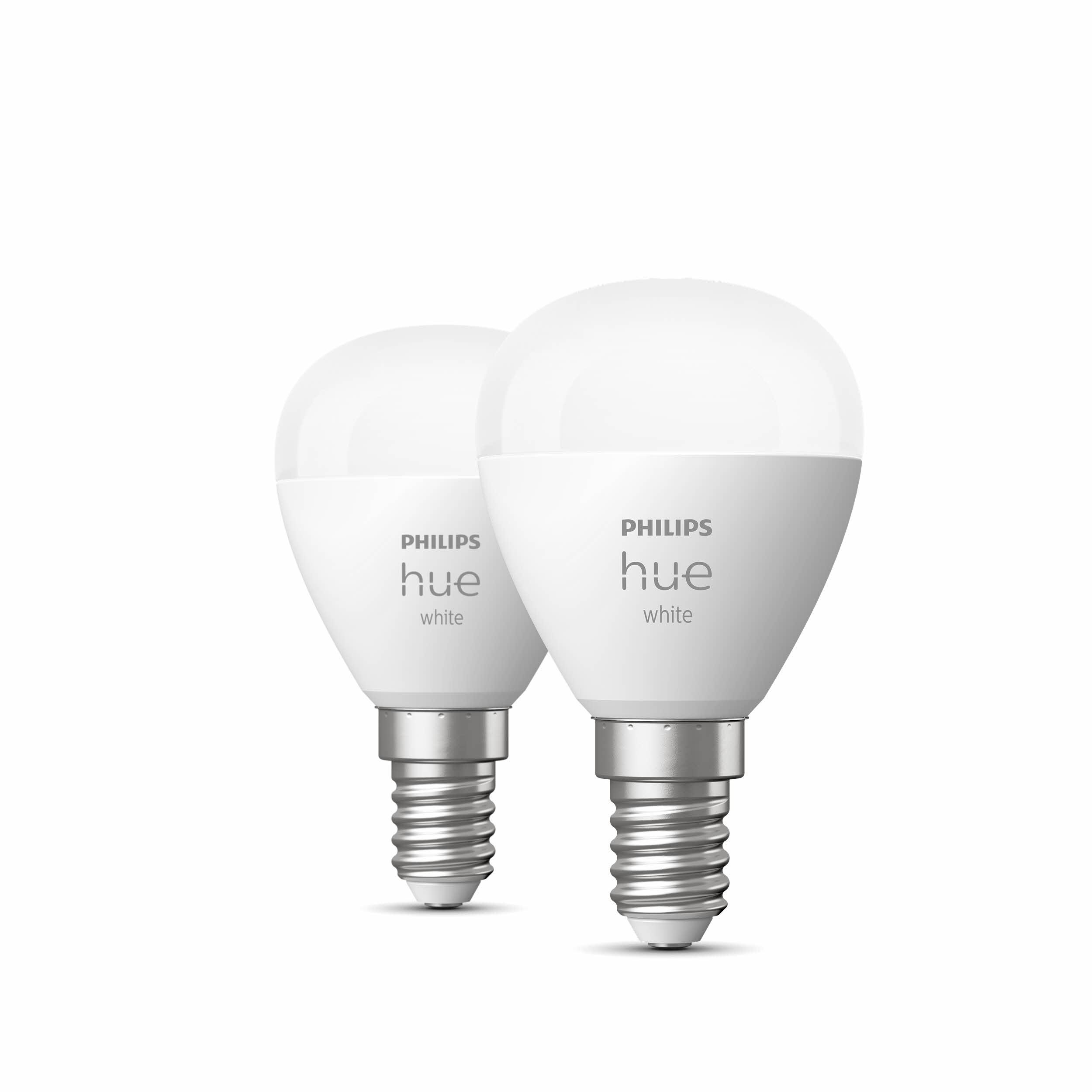 Zwei weiße Philips Hue Glühbirnen. Sie haben einen weißen Sockel und eine abgerundete Oberseite.