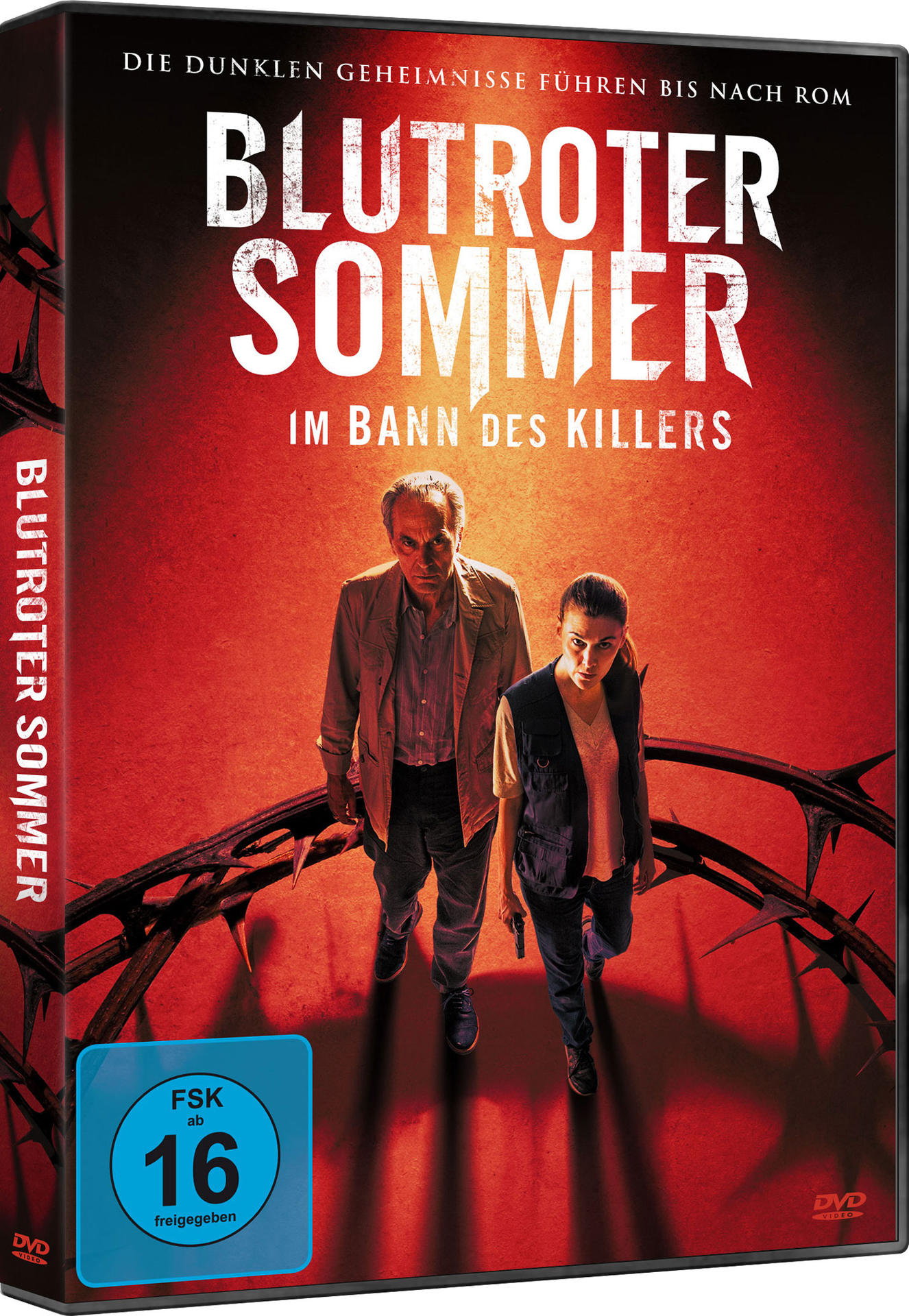 DVD-Cover. Ein Mann und eine Frau in einer dunklen Szene. Titel: BLUTROTER SOMMER.