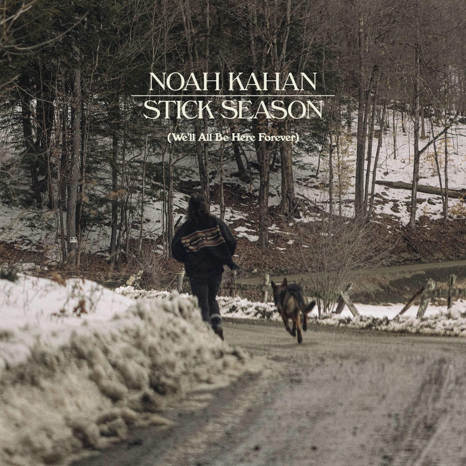 Albumcover mit Text: Noah Kahan, Stick Season. Eine Person und ein Hund rennen auf einer Straße in einem verschneiten Wald.