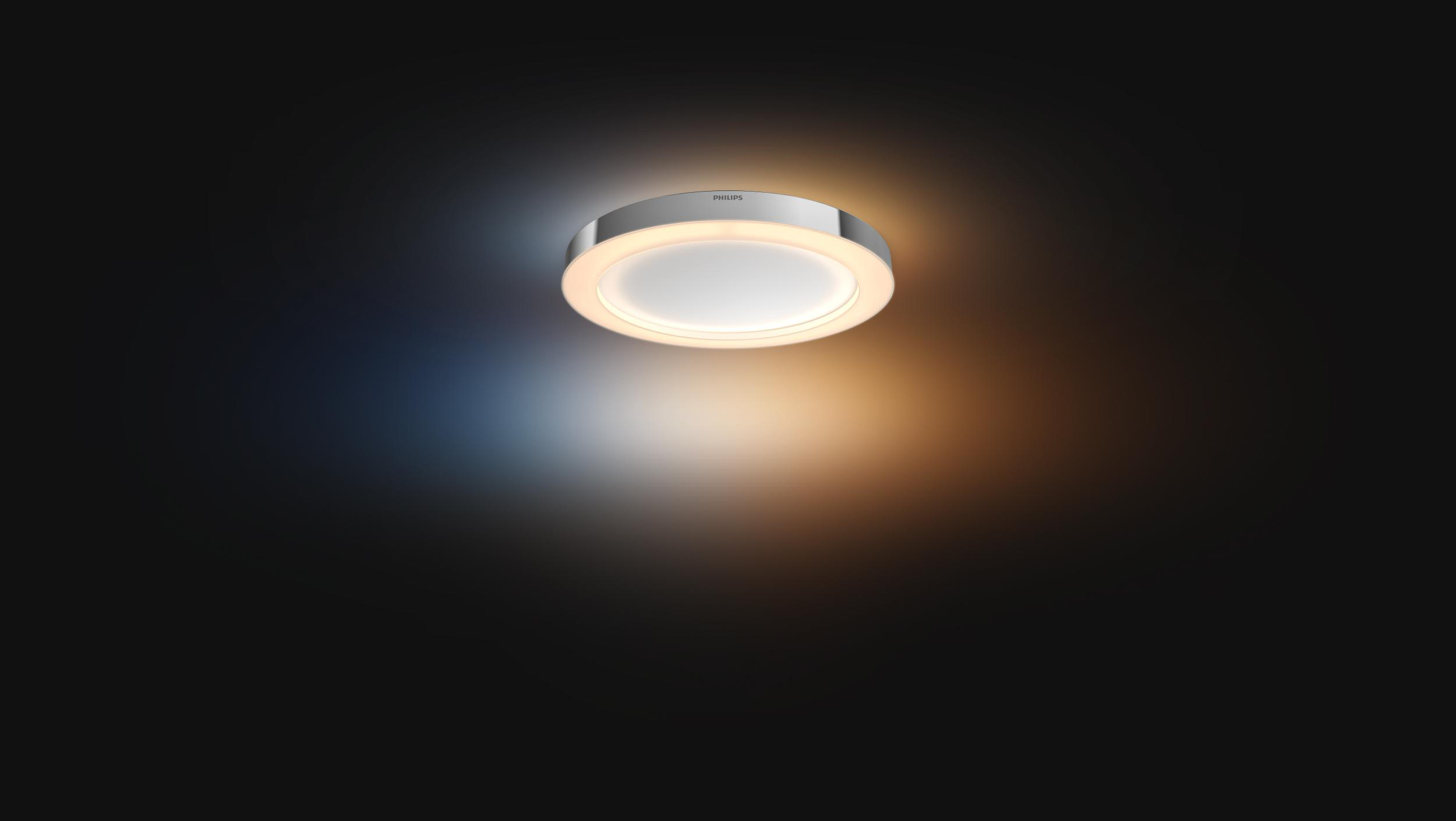 Runde Deckenleuchte mit silbernem Rand. Sie strahlt ein helles Licht aus.