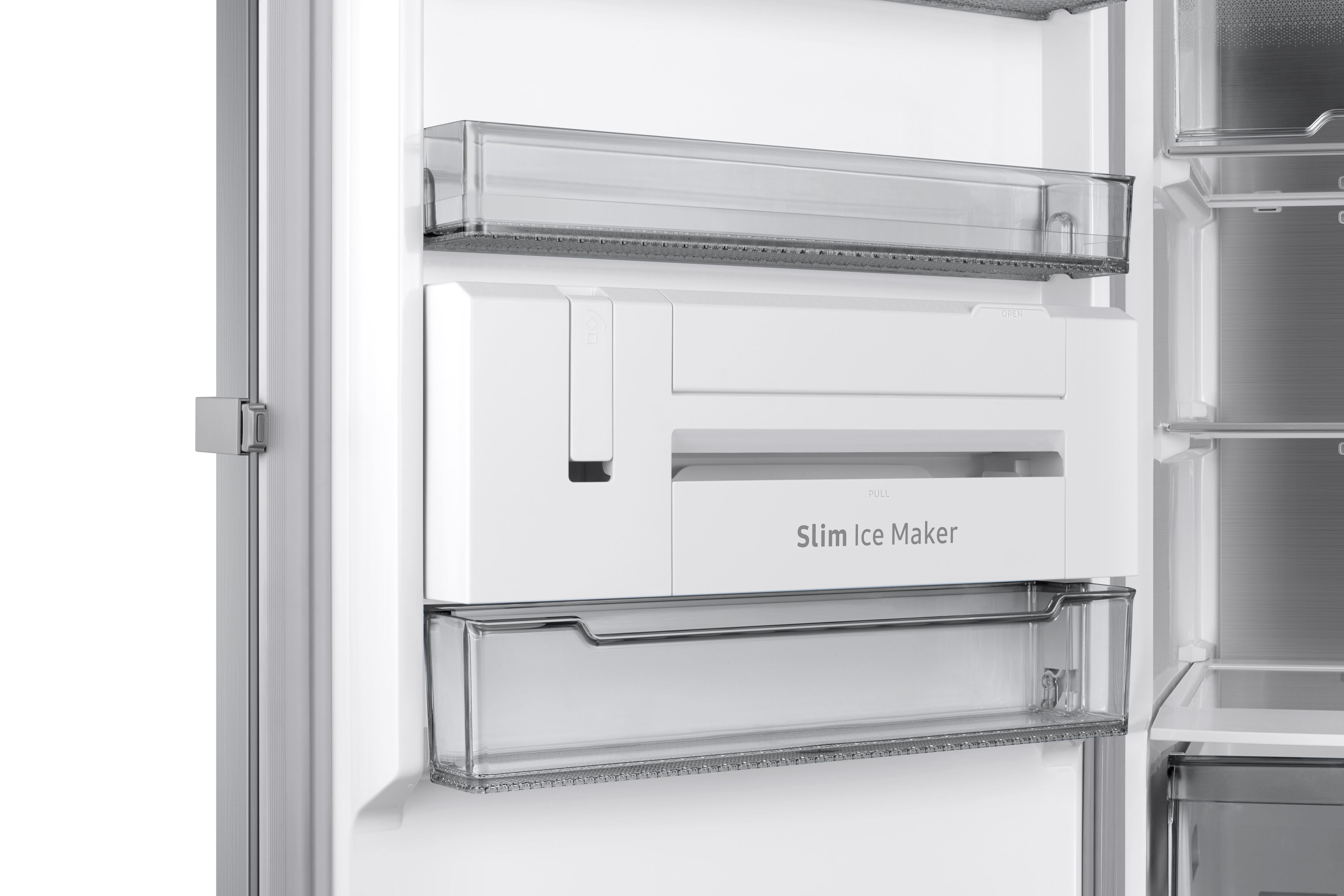 Interior de refrigerador con estantes, cajones y máquina de hielo. Artículos de comida visibles.