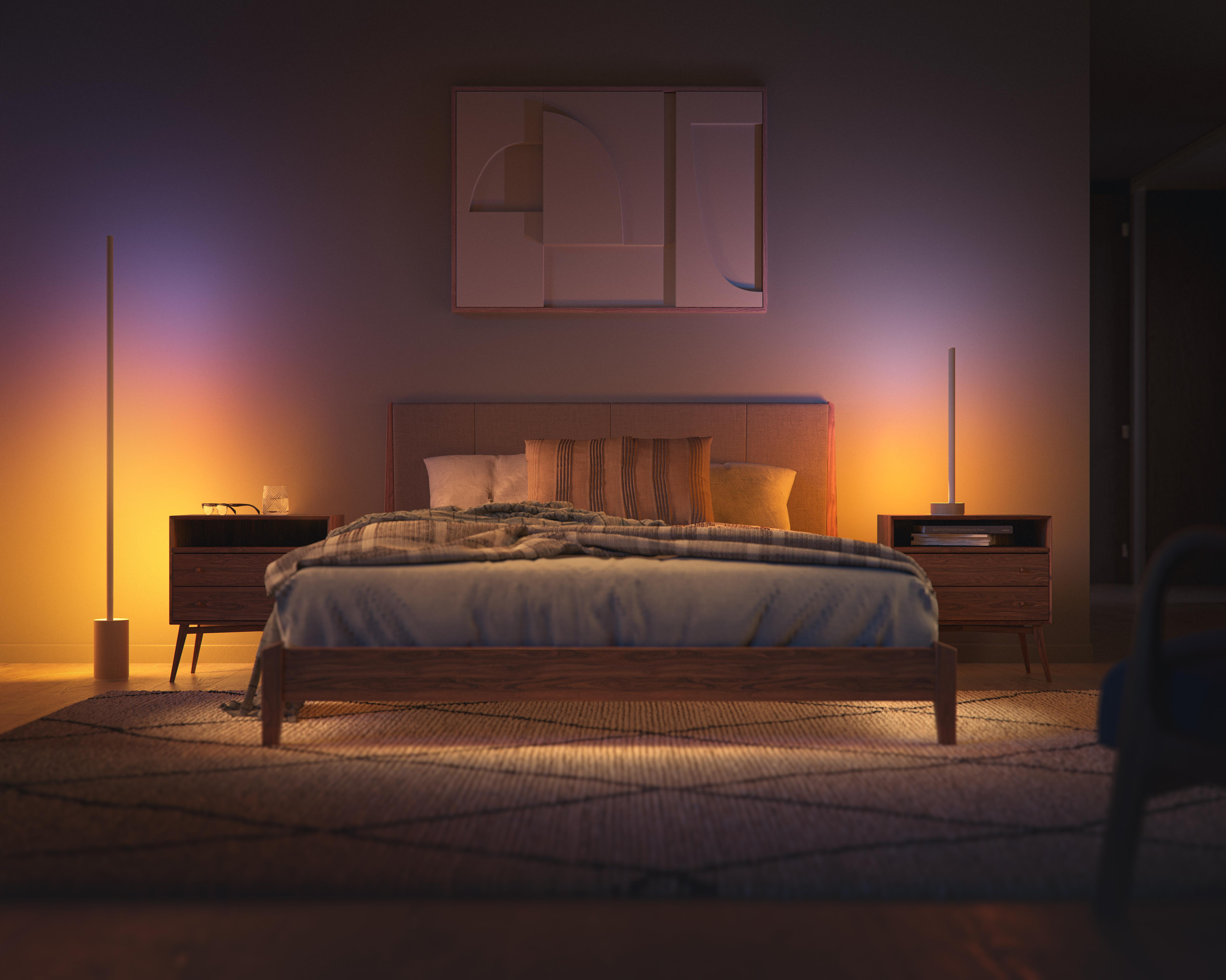 Schlafzimmer-Szene bei Nacht mit Bett, Lampen und Kunstwerken. Warme Beleuchtung schafft eine gemütliche Atmosphäre.