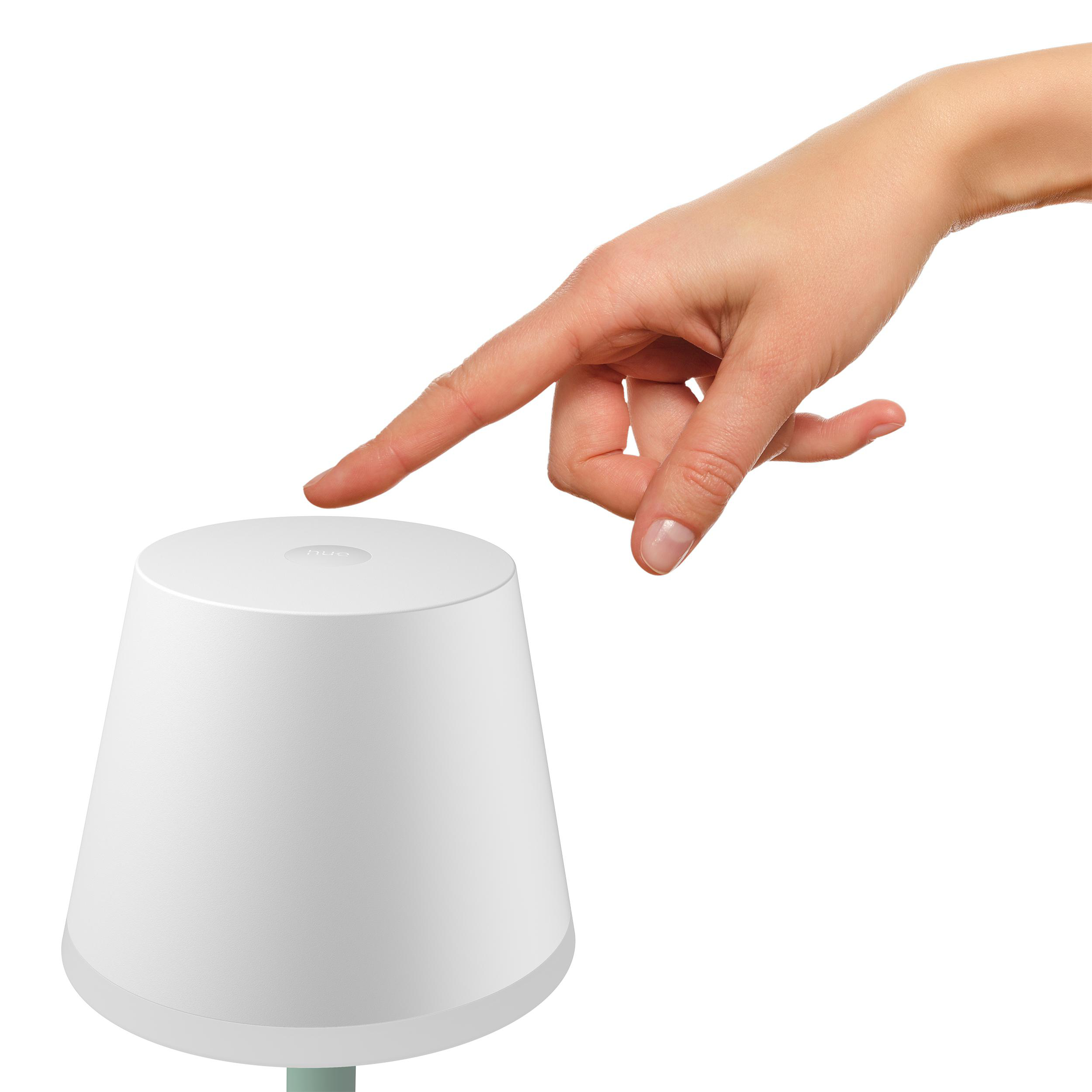 Weiße Lampe mit einer Hand, die die Oberseite berührt. Die Lampe befindet sich auf weißem Hintergrund.