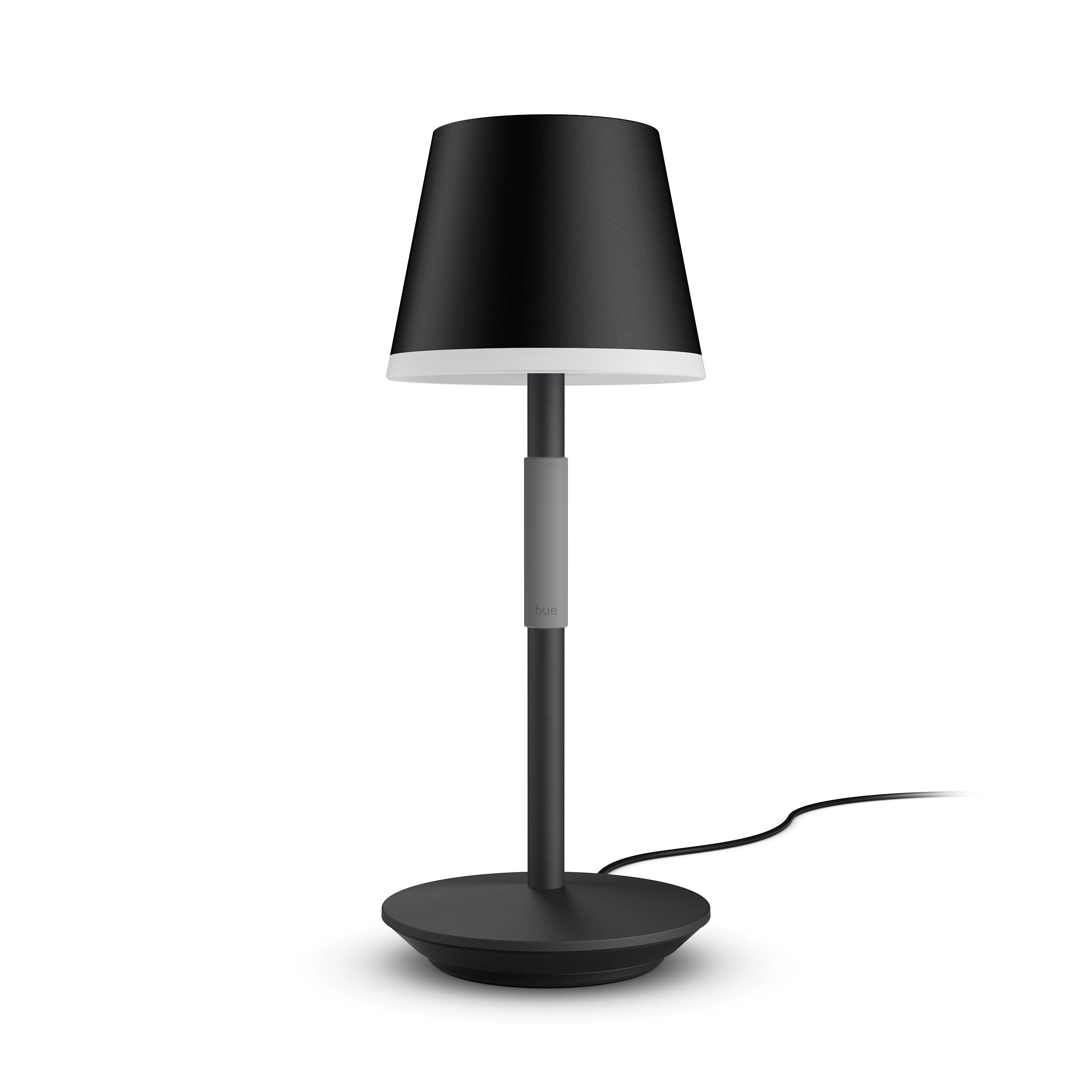 Eine schwarze Tischlampe. Sie hat einen schwarzen Schirm, einen grauen Stiel und einen runden schwarzen Fuß. Weißer Hintergrund.