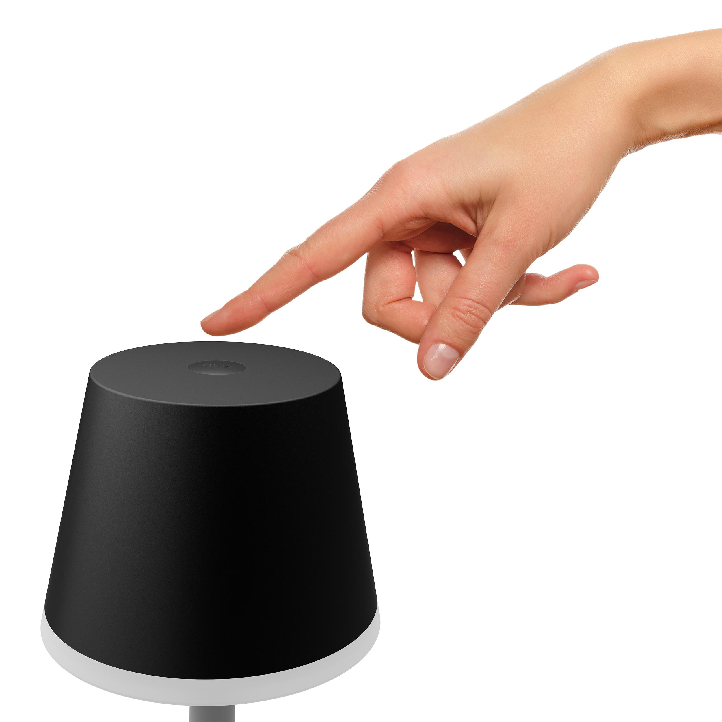 Ein Finger berührt eine schwarz-weiße Lampe. Die Lampe hat ein minimalistisches Design.