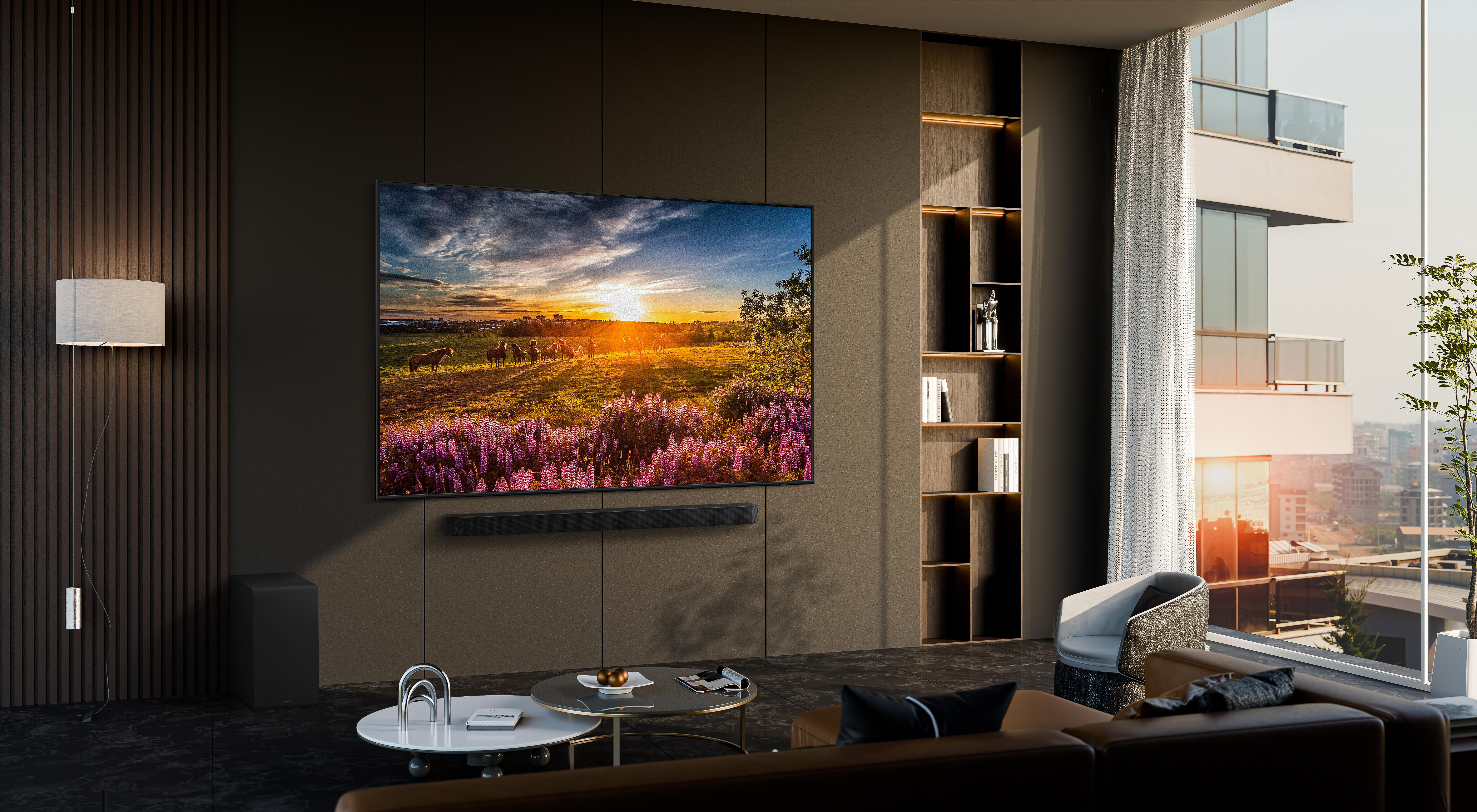 Wohnzimmer mit Fernseher und Soundbar. Sonnenuntergangsszene auf dem Fernseher. Schwarze Soundbar.