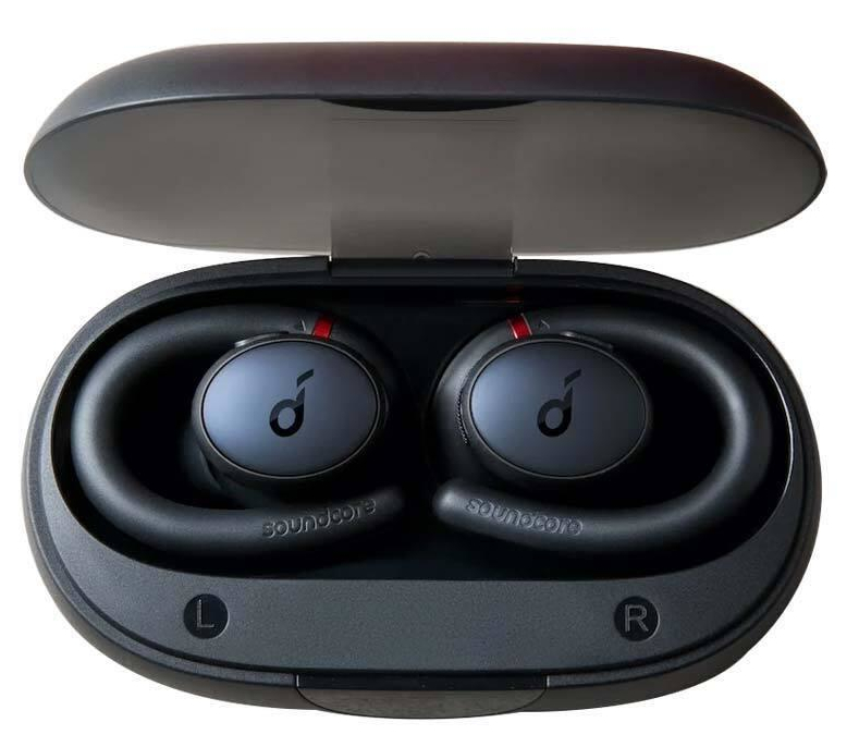 Czarne słuchawki w czarnym etui, otwarte, na białym tle. Słuchawki mają logo.