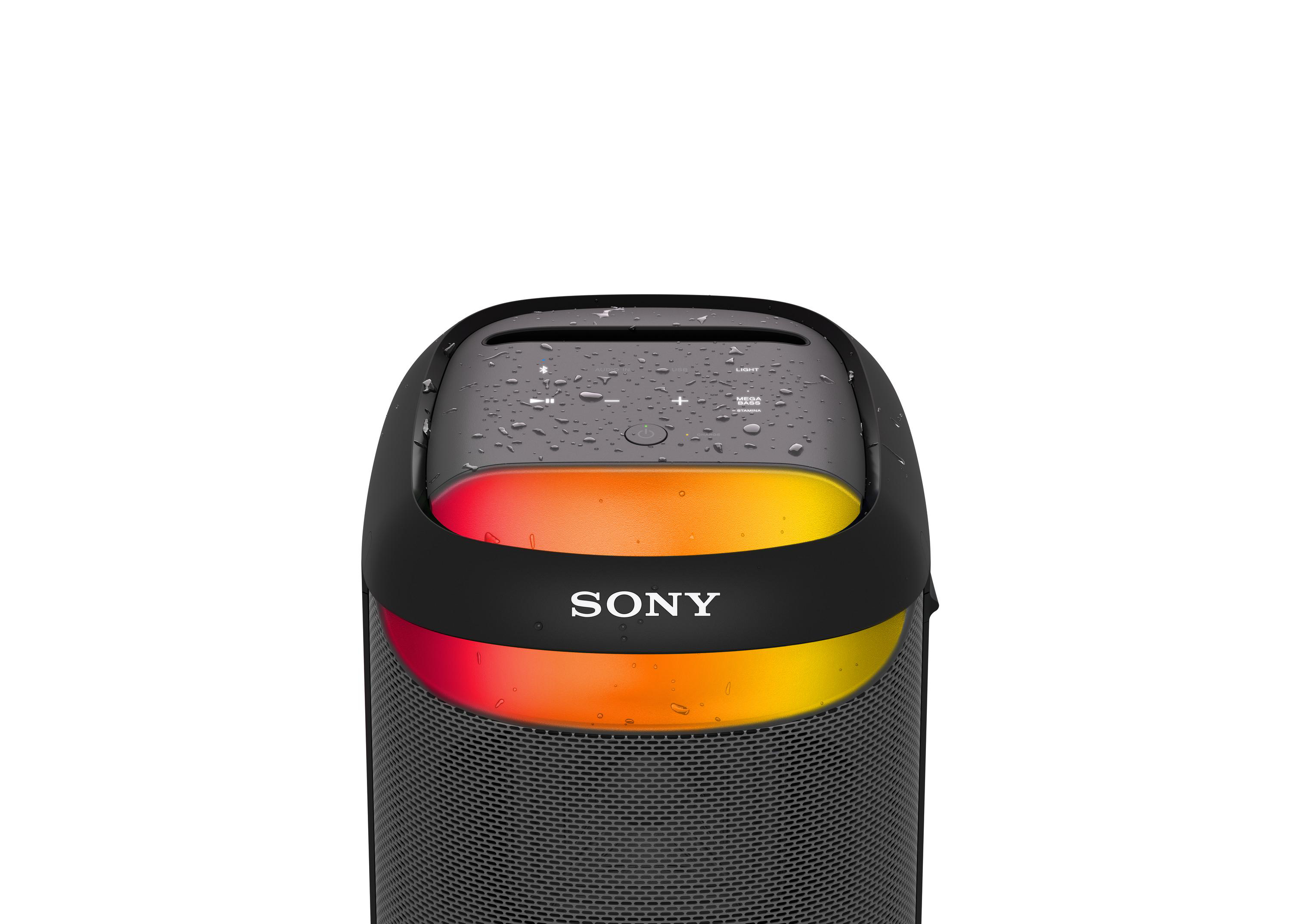 Schwarzer Sony-Lautsprecher mit nasser Oberseite. Die Oberseite hat Lichtsteuerungen und ein Logo.