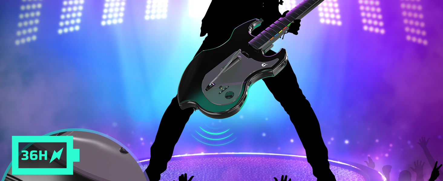 Silhouette einer Person, die auf einer Bühne Gitarre spielt. Bühnenbeleuchtung und Menge im Hintergrund.