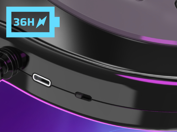 Nahaufnahme von schwarzen Ohrhörern mit USB-C-Anschluss und Akkuanzeige.
