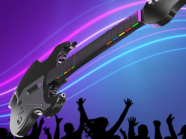 Ein schwarzer Gitarren-Controller mit farbigen Knöpfen. Silhouetten von Menschen in einer Menge im Hintergrund.
