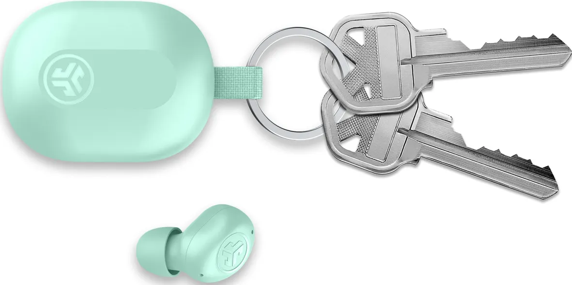 Écouteurs et étui de charge vert menthe à côté de clés sur un porte-clés. Fond blanc. Design moderne et minimaliste.