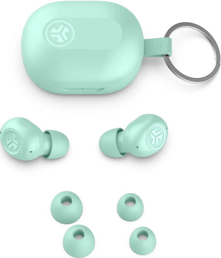Un étui de chargement vert menthe avec des écouteurs et des embouts auriculaires supplémentaires. Les articles sont sur fond blanc.