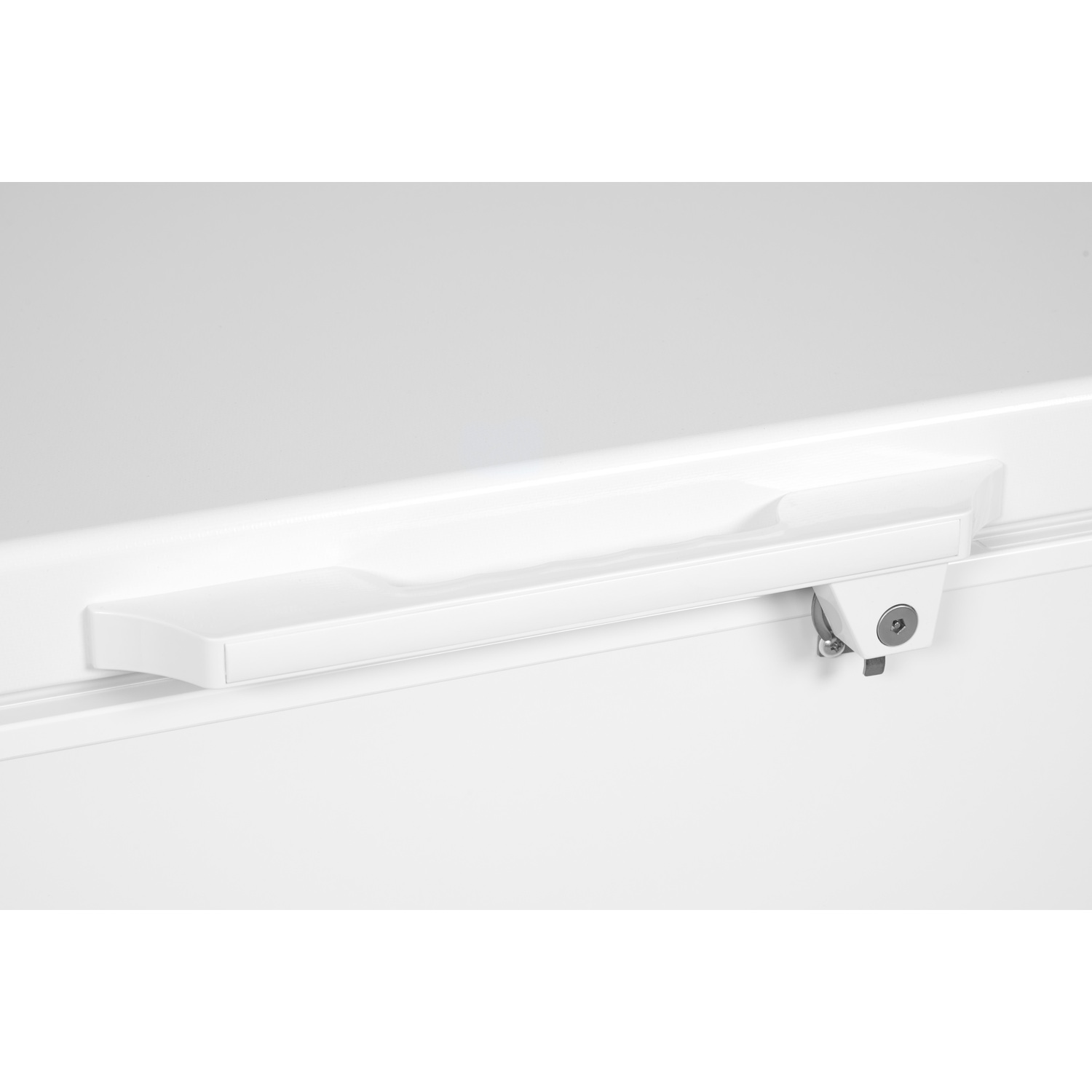 Couvercle de congélateur blanc avec poignée et serrure. Gros plan, design minimaliste.