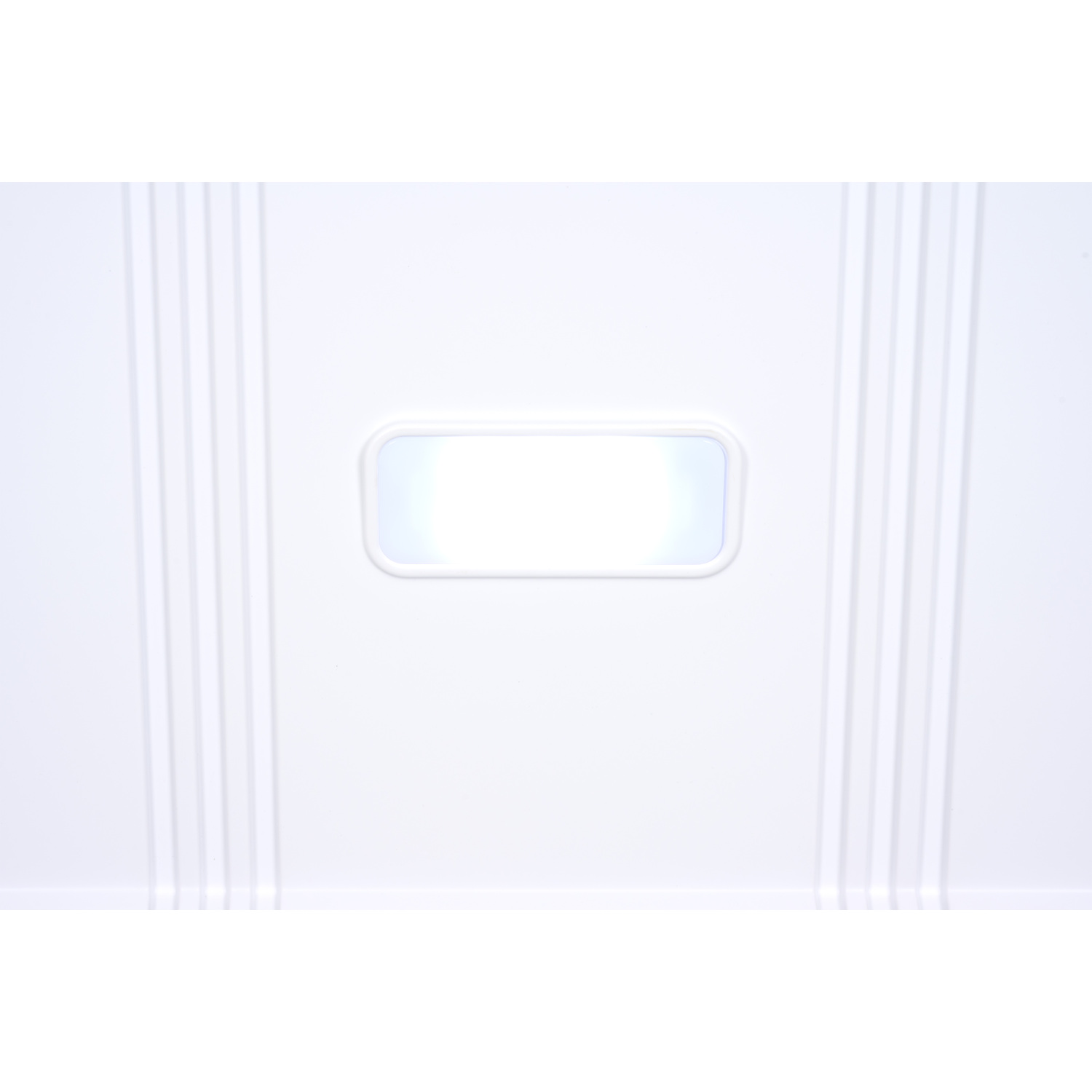 Une surface blanche avec une zone rectangulaire éclairée.