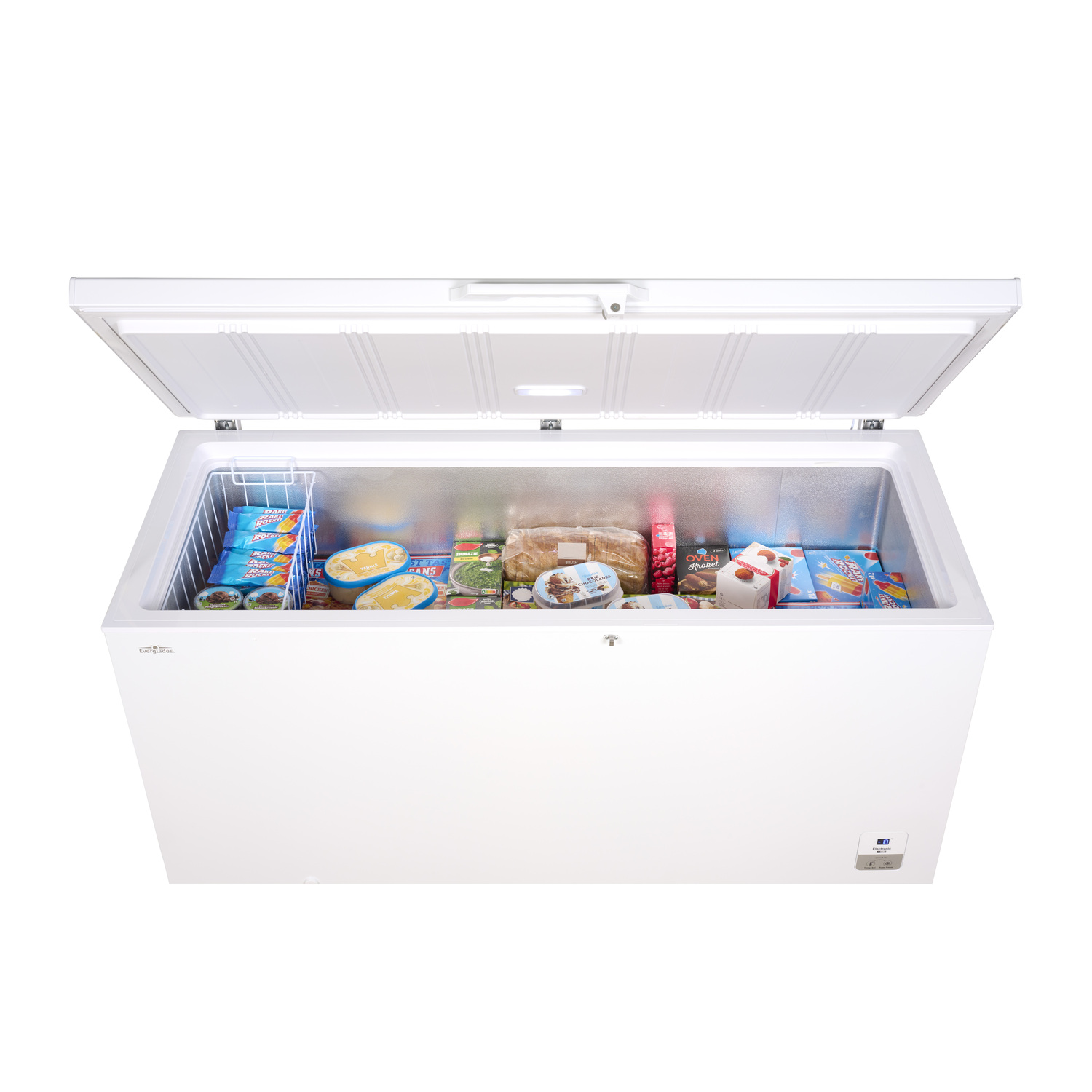 Congélateur coffre blanc avec couvercle ouvert. À l'intérieur : aliments surgelés, glace et panier.