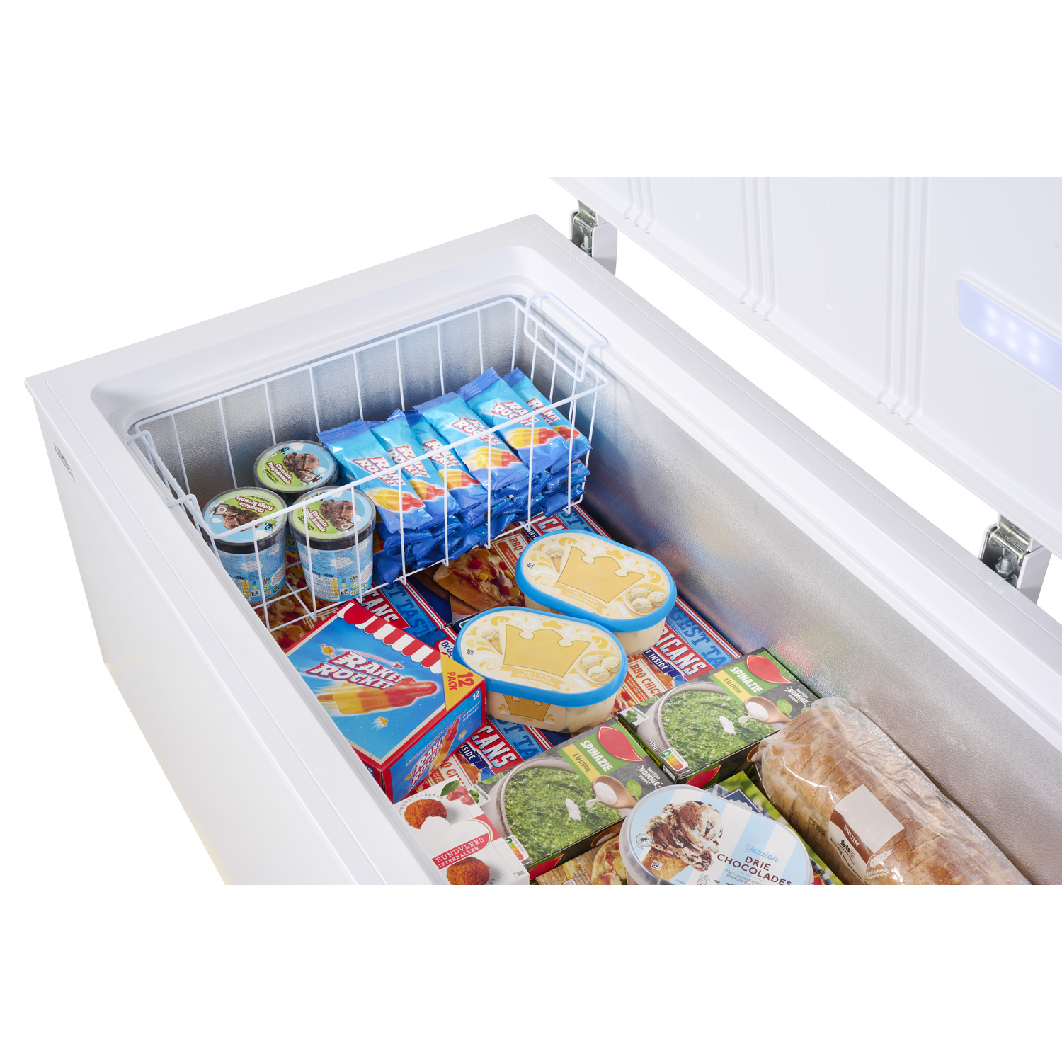 Un congélateur blanc rempli d'aliments surgelés. Diverses marques de crème glacée et de plats surgelés sont visibles.