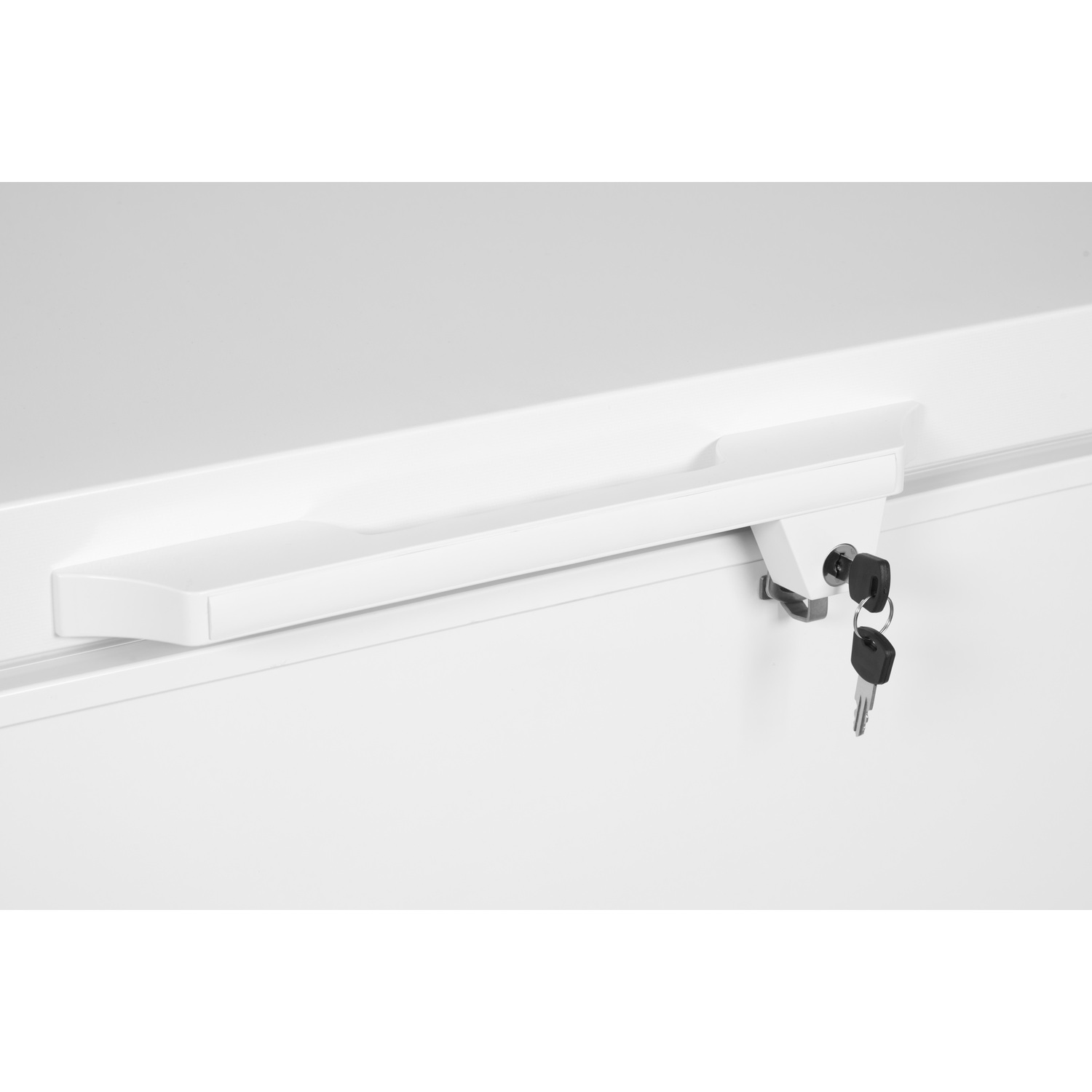 Une poignée de congélateur blanche avec deux clés suspendues. La poignée est horizontale sur une surface blanche.