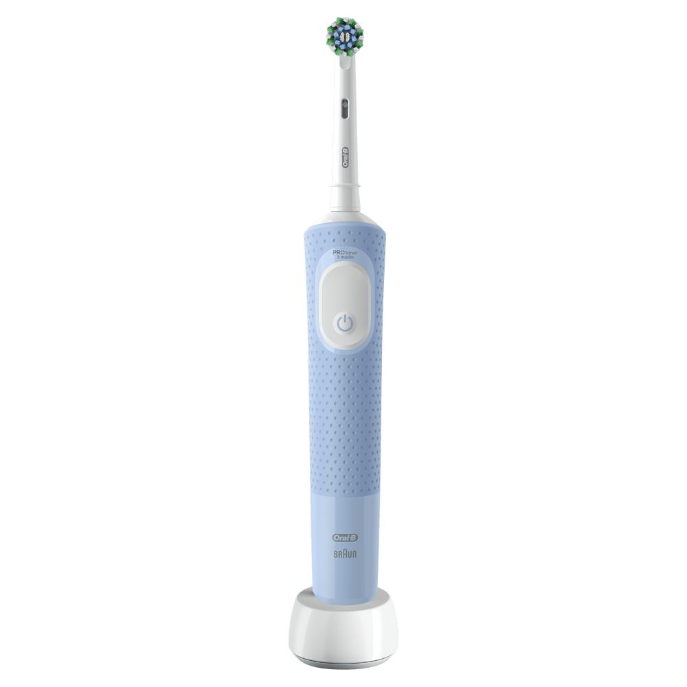 Un cepillo de dientes eléctrico está sobre un soporte. Es azul claro con base blanca.