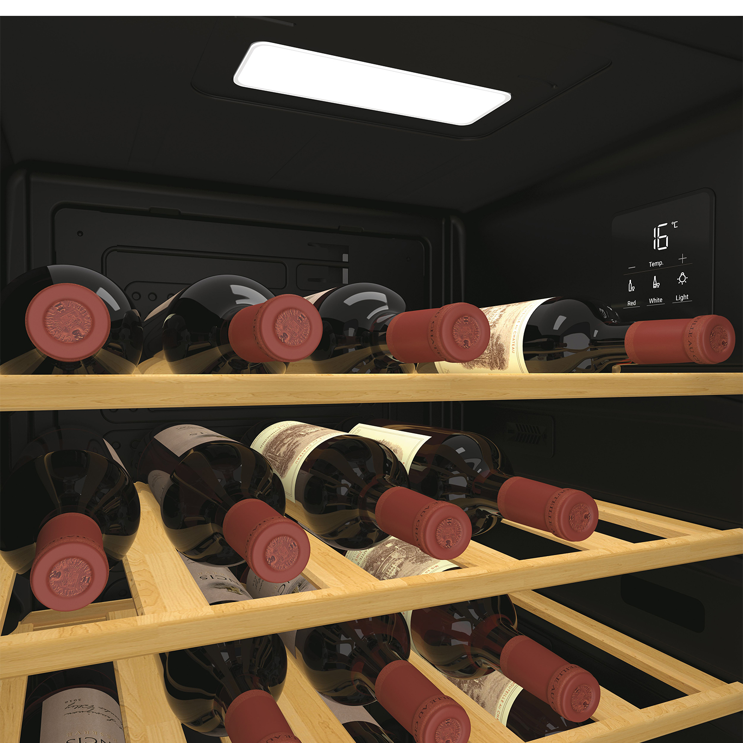Interno di un refrigeratore per vino con bottiglie di vino su ripiani in legno. Il display digitale mostra la temperatura.