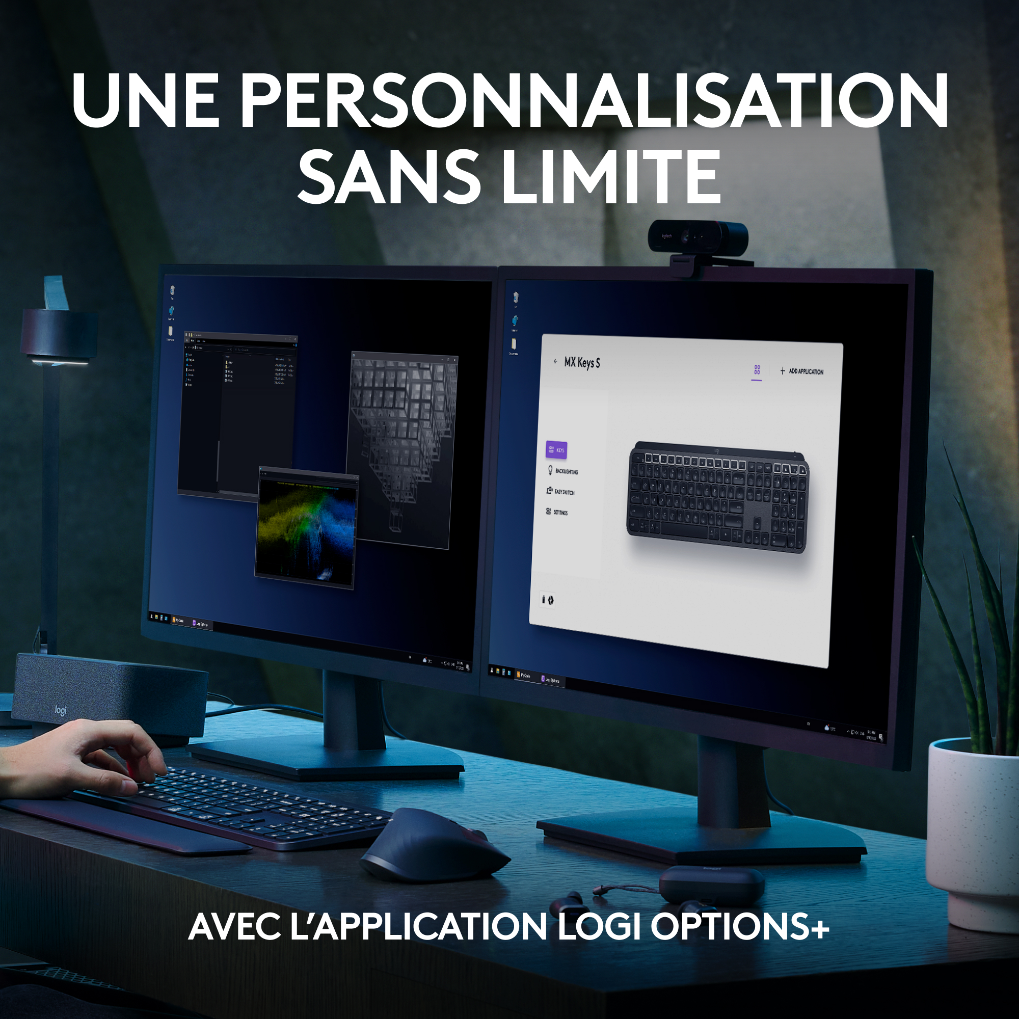 Deux écrans d'ordinateur affichant des interfaces. Un clavier, une souris et une plante sont sur le bureau.