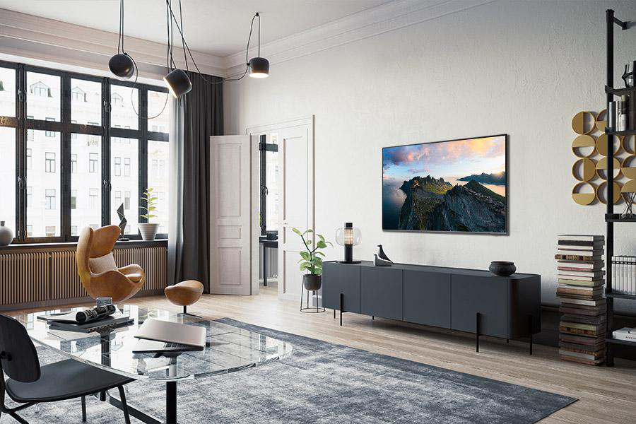 Wohnzimmer mit Fernseher, Möbeln und großem Fenster mit Aussicht.