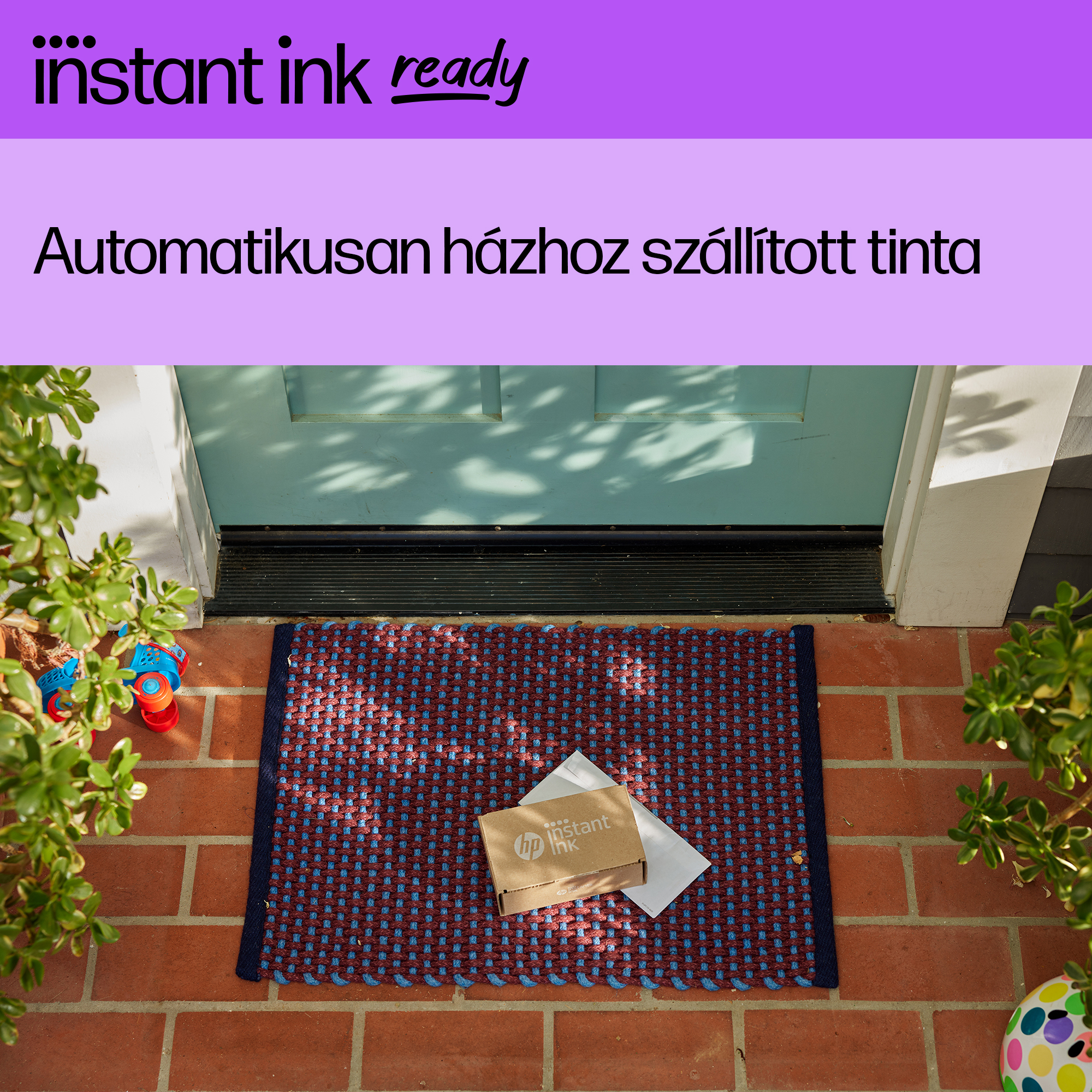 Egy lábtörlő egy HP-s csomaggal és egy levéllel egy kék ajtó előtt.