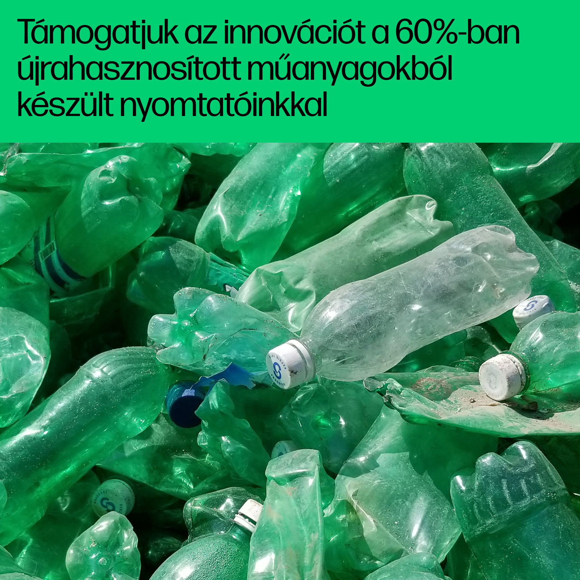 Zöld műanyag palackok halmaza szöveg overlay-jel. Újrahasznosított anyagokat népszerűsít.