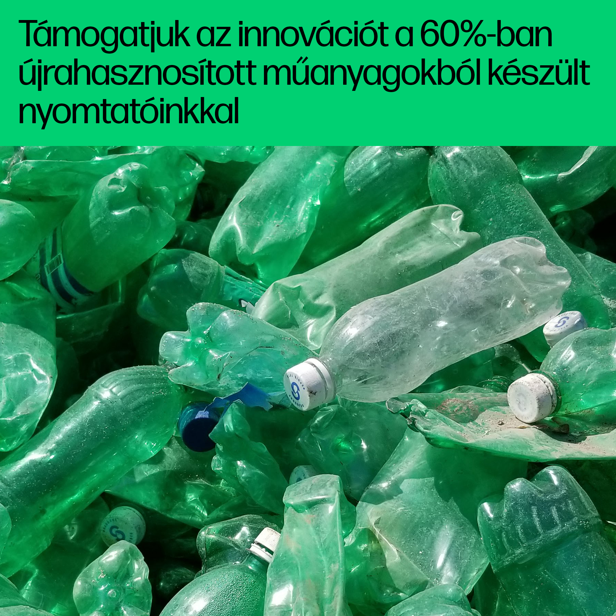 Zöld műanyag palackok halmaza. A zöld szöveg a következő: 60%-ban újrahasznosított műanyaggal támogatjuk az innovációt.