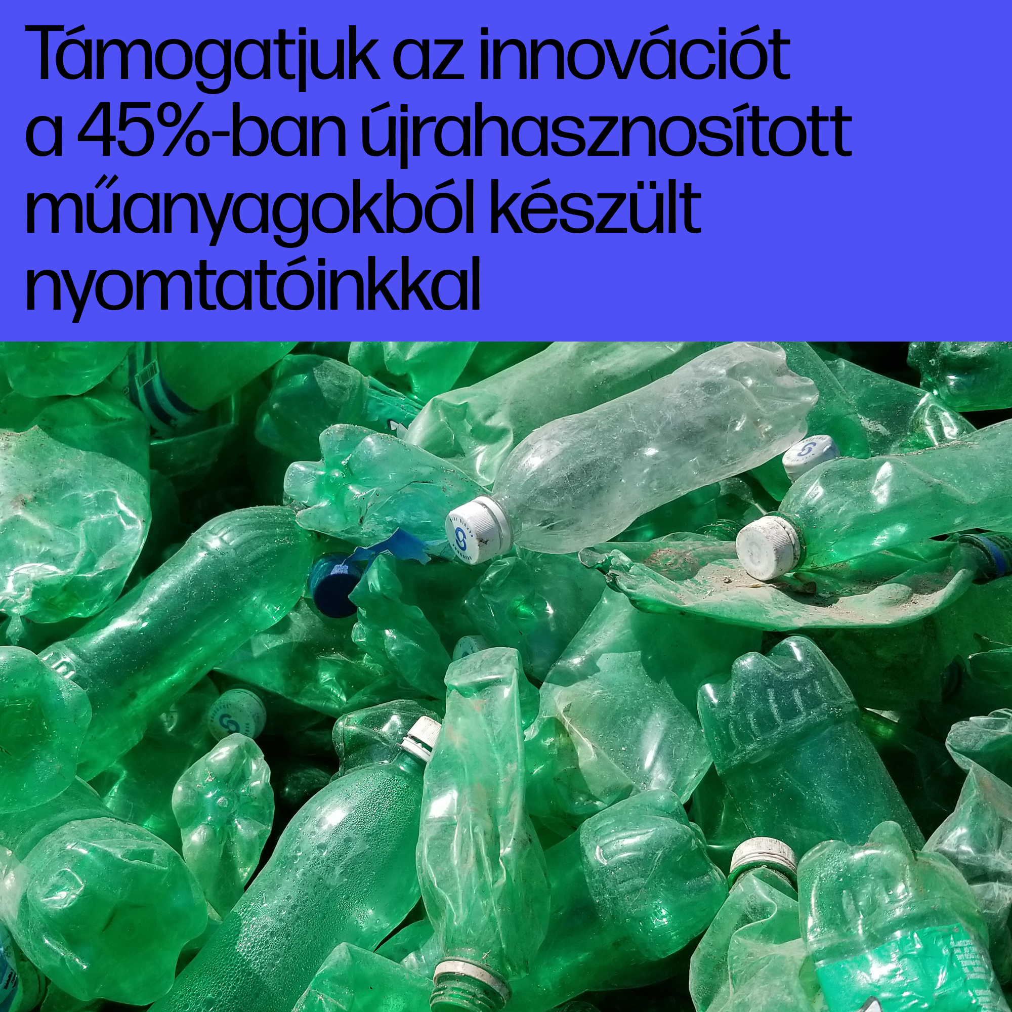 Zöld és átlátszó műanyag palackok halmaza, szöveg kék háttéren az újrahasznosításról.