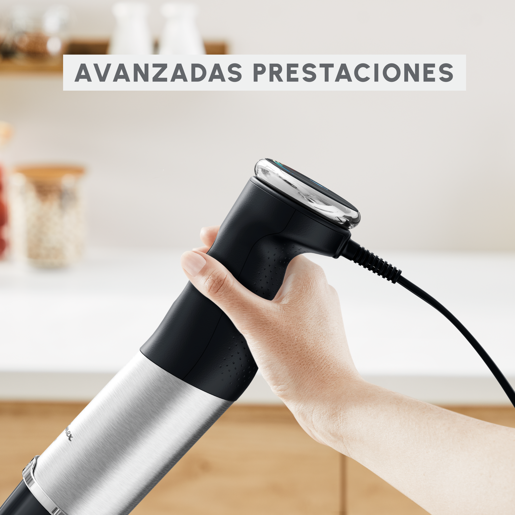 Una mano sosteniendo una herramienta de cocina negra y plateada, con texto.
