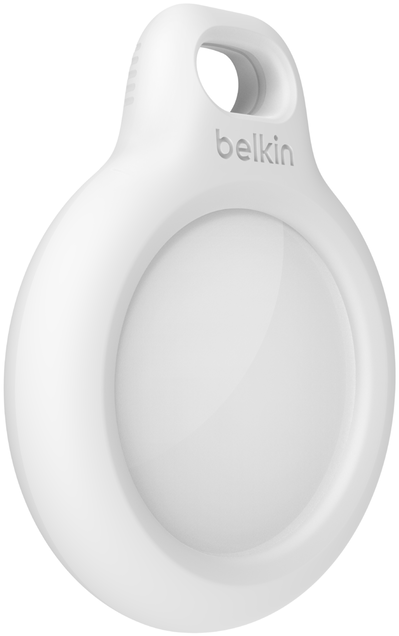 Egy fehér Belkin AirTag központi mélyedéssel és lyukkal a kulcstartóhoz, fehér háttér előtt.