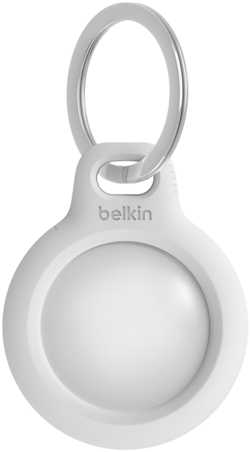 Egy fehér Belkin AirTag tartó ezüst gyűrűvel. Rajta a Belkin logó.