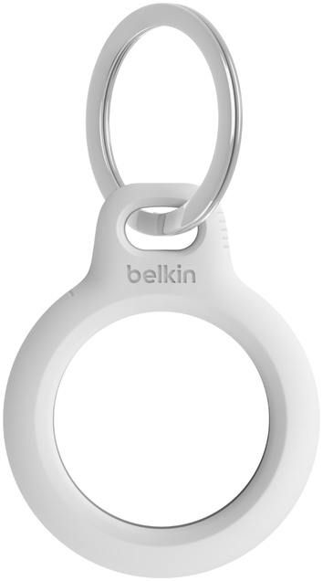 Egy fehér Belkin AirTag tartó ezüst gyűrűvel. A Belkin logója látható.