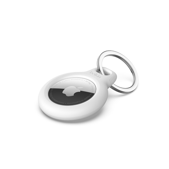Fehér Apple AirTag fehér háttéren, ezüst kulcstartóval.