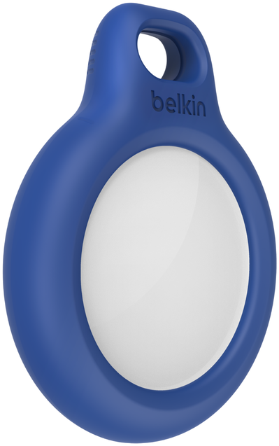 Egy sötétkék Belkin AirTag tartó. Fehér kör alakú középpontja és kulcstartó lyuka van.
