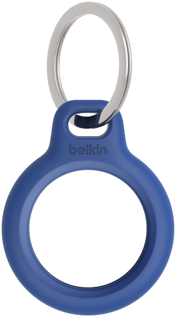 Egy kék Belkin AirTag tartó ezüst kulcstartóval. A tartó kör alakú.