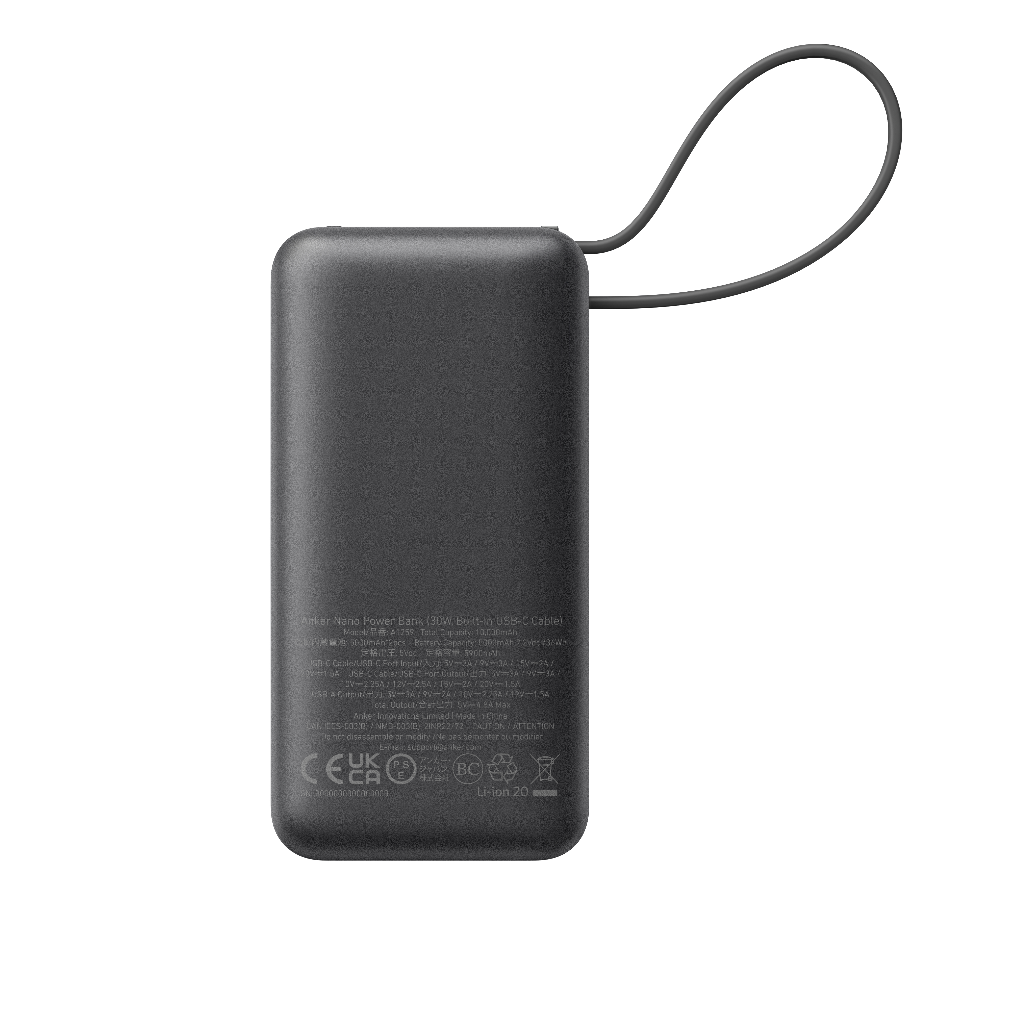 Eine kleine, schwarze Powerbank mit angeschlossenem USB-Kabel. Zeigt technische Infos.