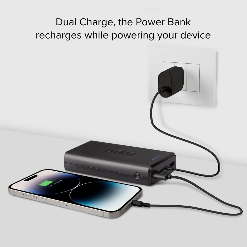 Powerbank, die ein Telefon auflädt und an eine Steckdose angeschlossen ist.