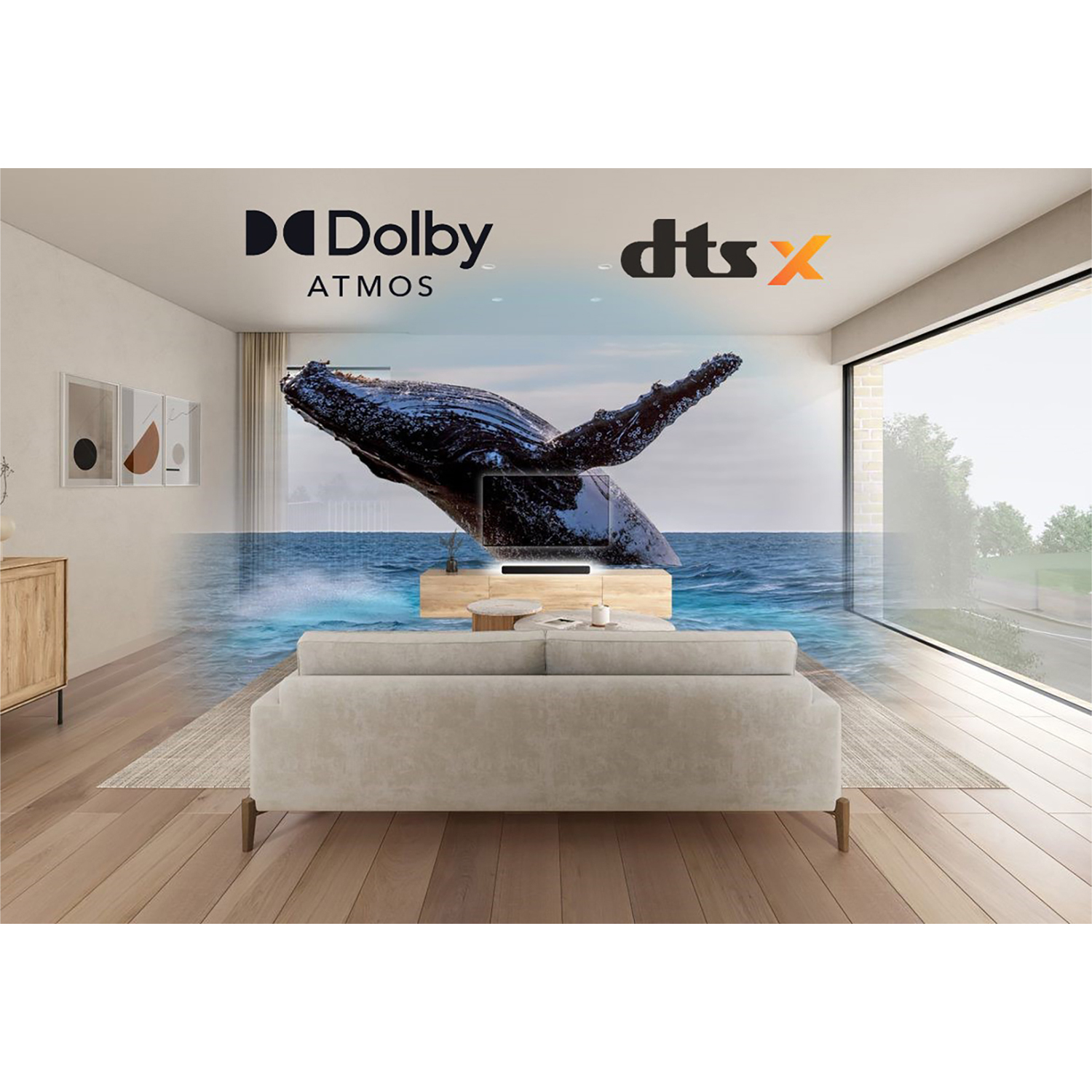 Soggiorno con una balena che si infrange su una TV, divano e loghi Dolby Atmos/DTS:X.
