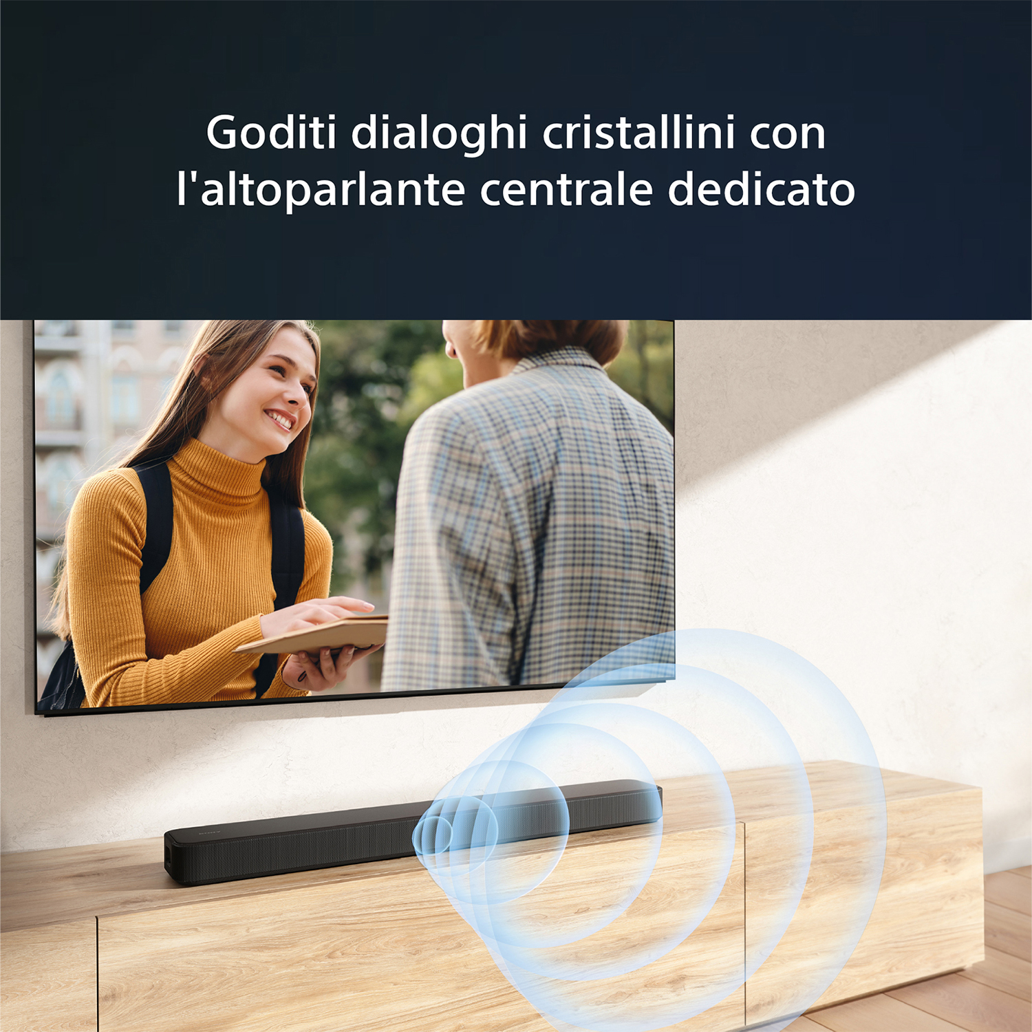 Donna in giallo sorride, TV accesa, soundbar nera, testo: 'Goditi dialoghi cristallini'.