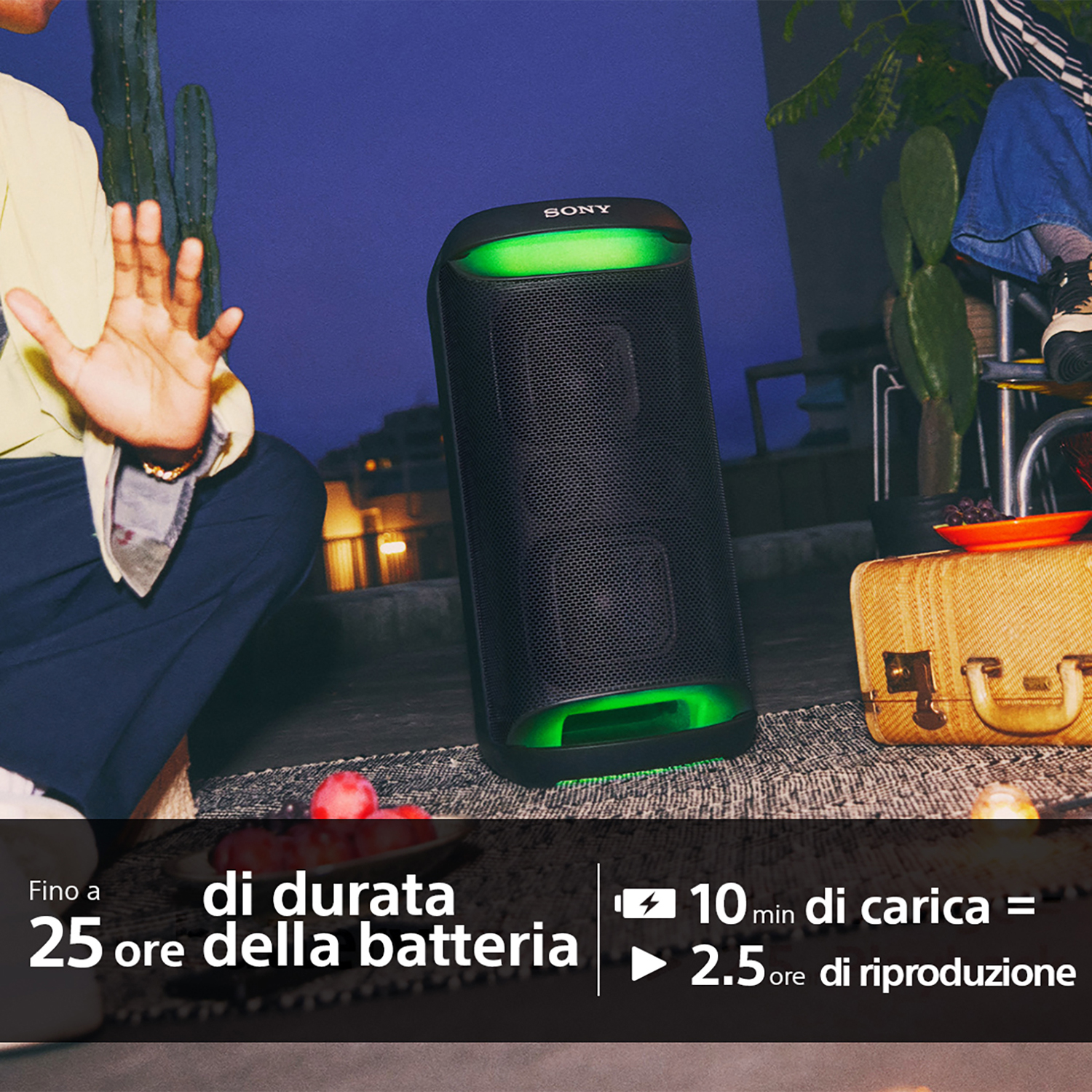 Altoparlante nero con luci verdi. Una persona fa gesti. Il testo mostra la durata della batteria e il tempo di ricarica.