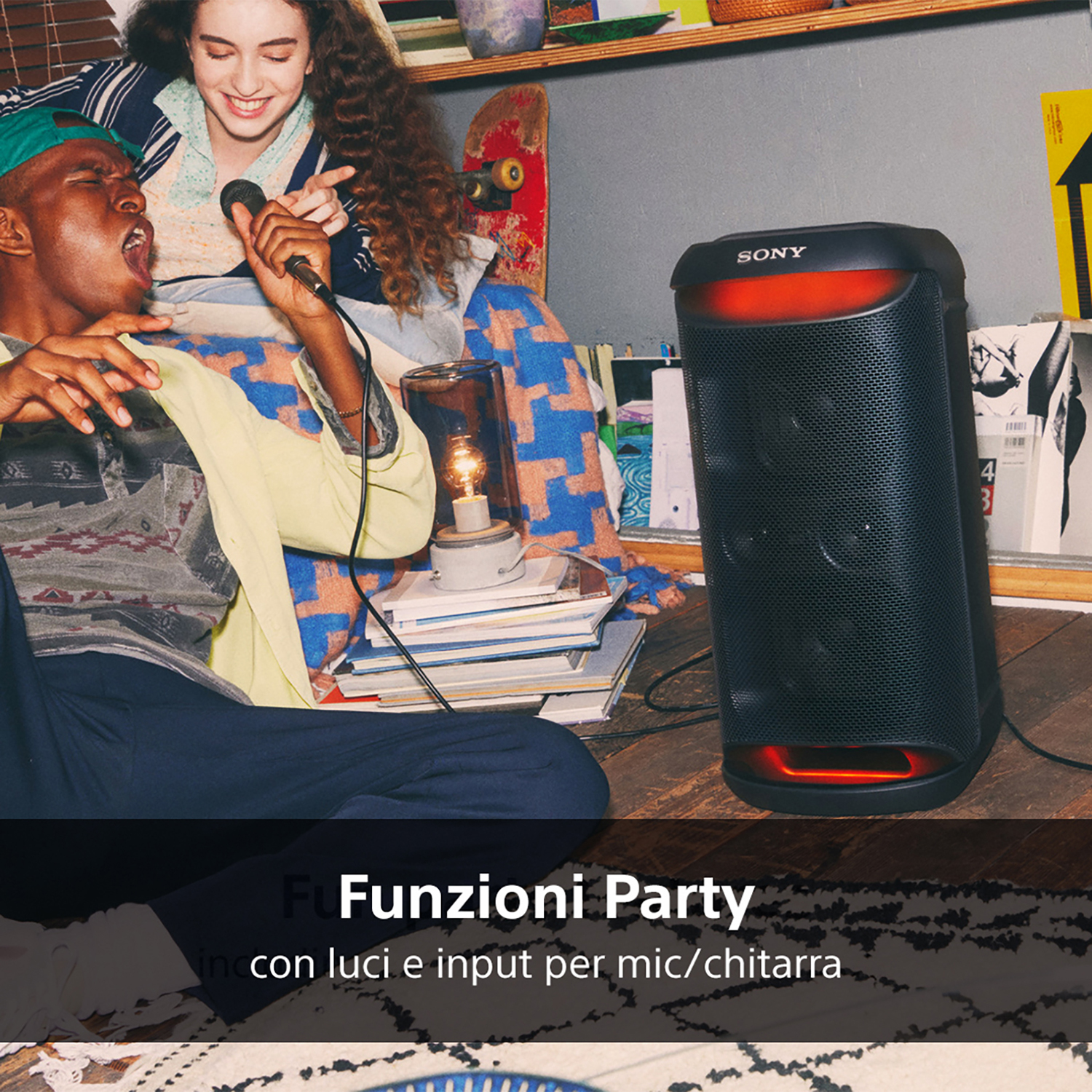 Persone che ascoltano musica con un altoparlante Sony. La scena ha luci e atmosfera festosa.