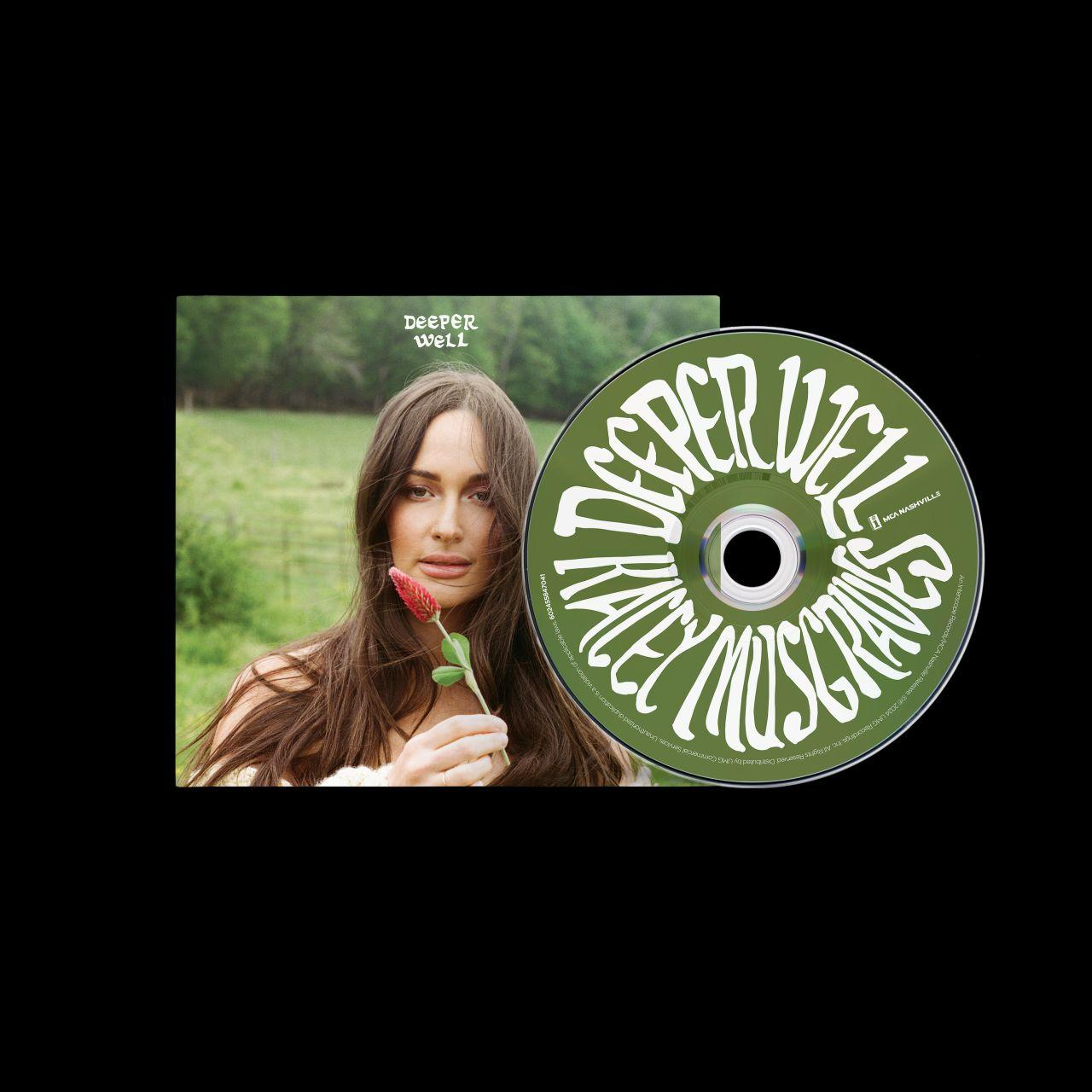Album borító egy nővel, aki virágot és CD-t tart.