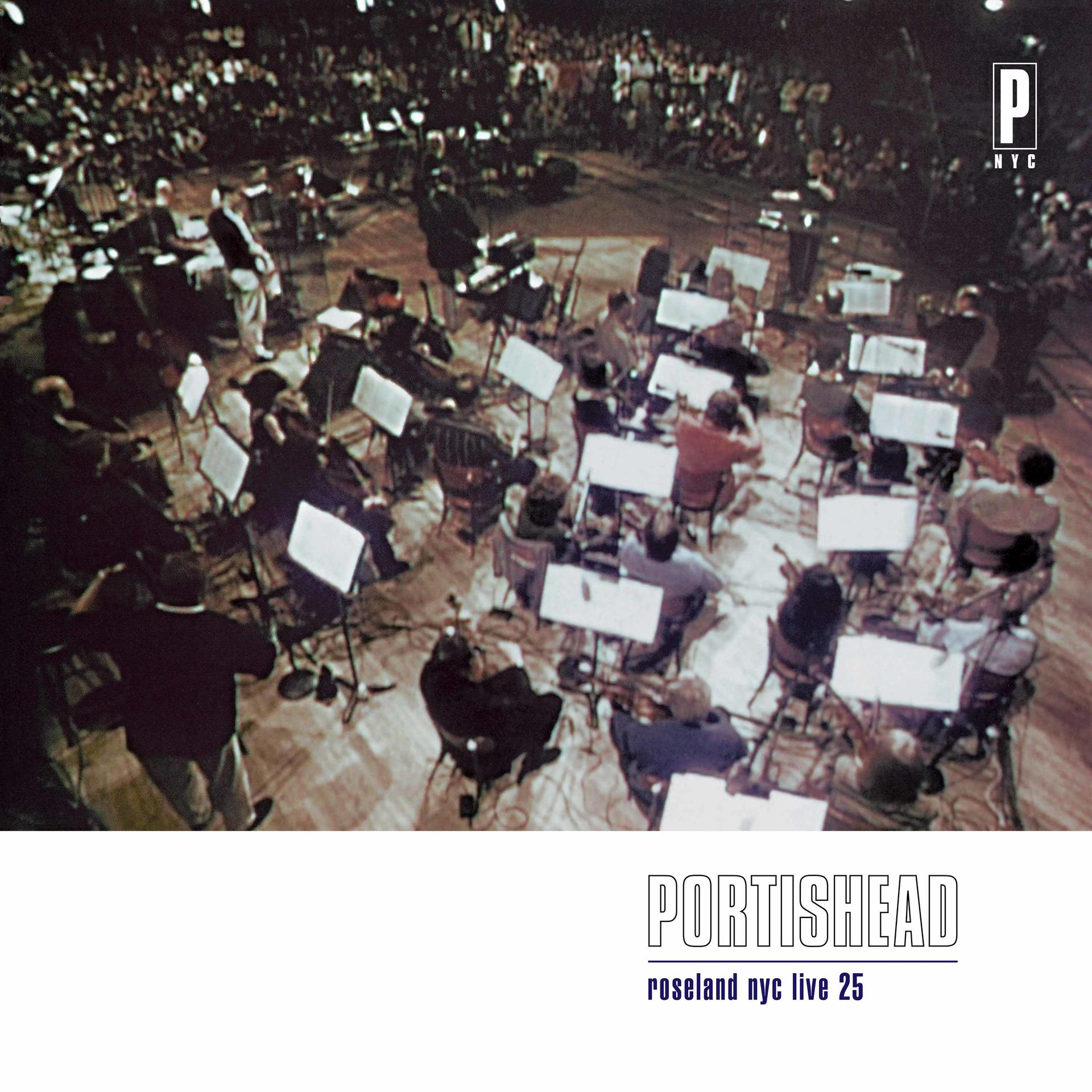 Zenekar a színpadon. A háttérben a közönség. 'Portishead' és 'Roseland NYC live 25' felirat.