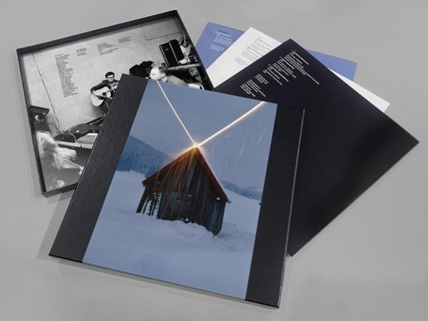 Eine Box mit Schallplatten, eine Hülle zeigt eine verschneite Hütte, eine andere eine Band.