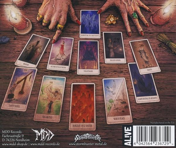 Hände mit Ringen halten Tarotkarten. Kerzen brennen, und die Karten zeigen verschiedene mystische Bilder.