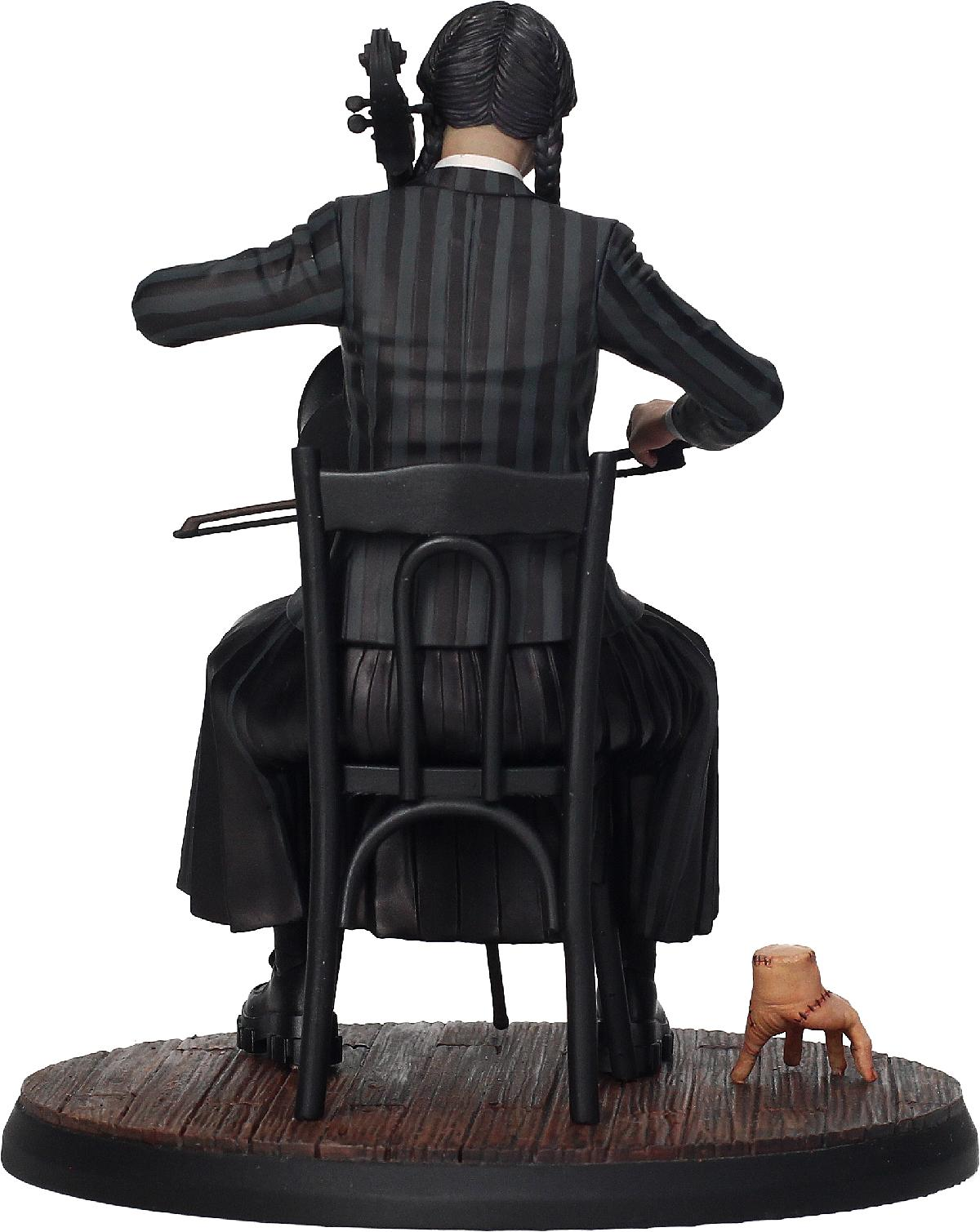 Wednesday Addams Statue spielt Cello, Rückansicht. Hand liegt auf dem Boden.