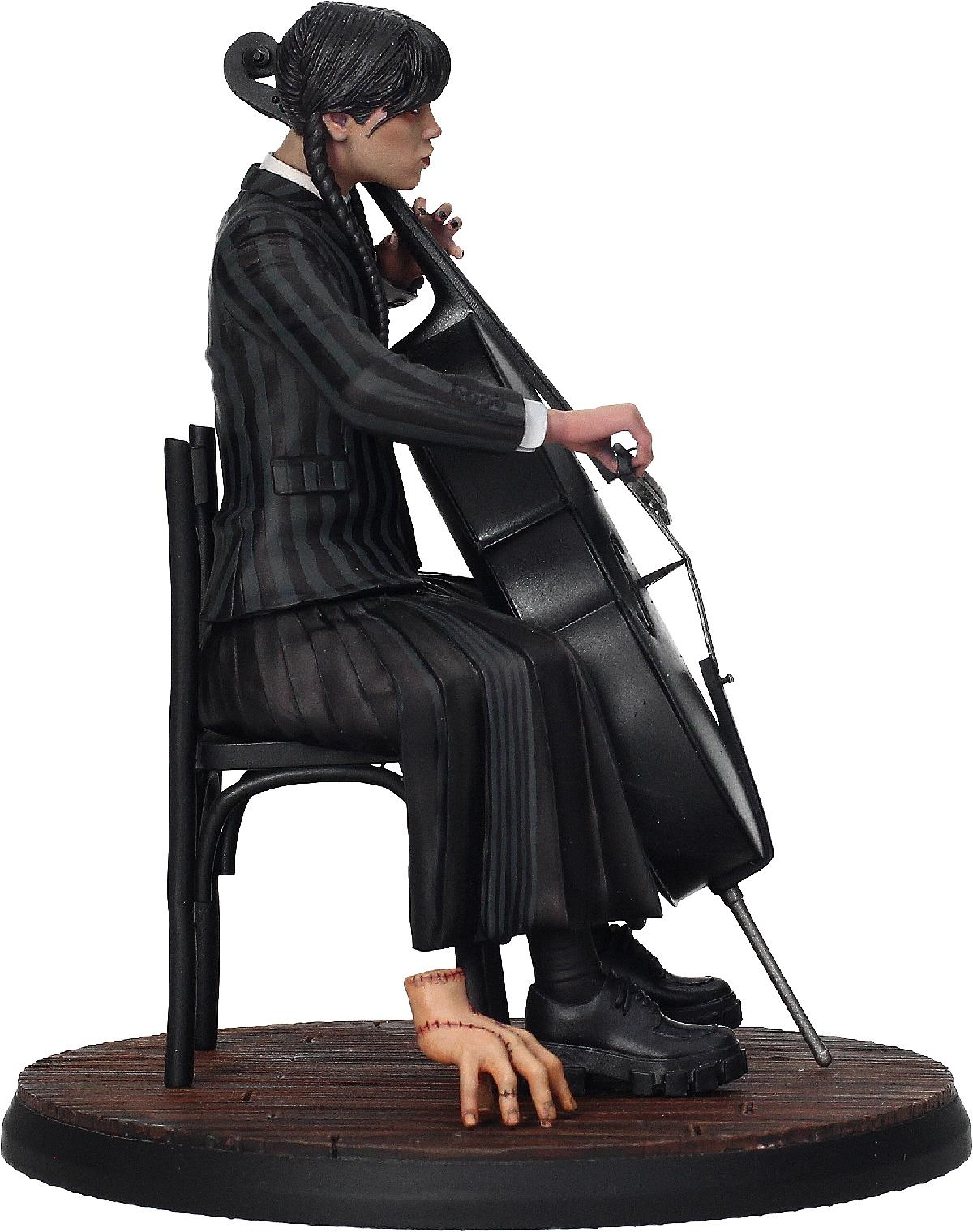 Figur von Wednesday Addams, die Cello spielt, mit abgetrennter Hand.